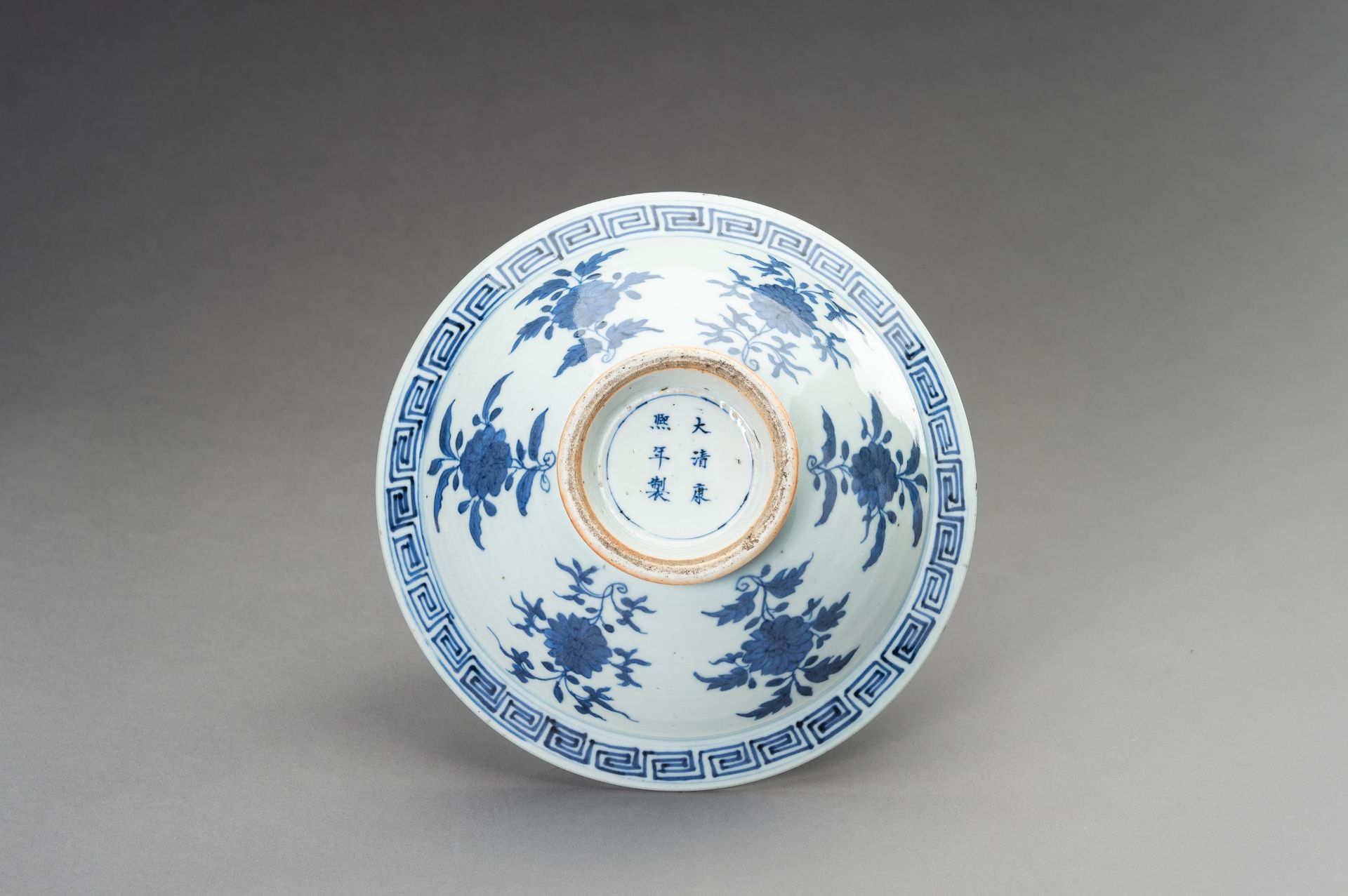 A BLUE AND WHITE PORCELAIN BOWL, 1900s - Bild 8 aus 9