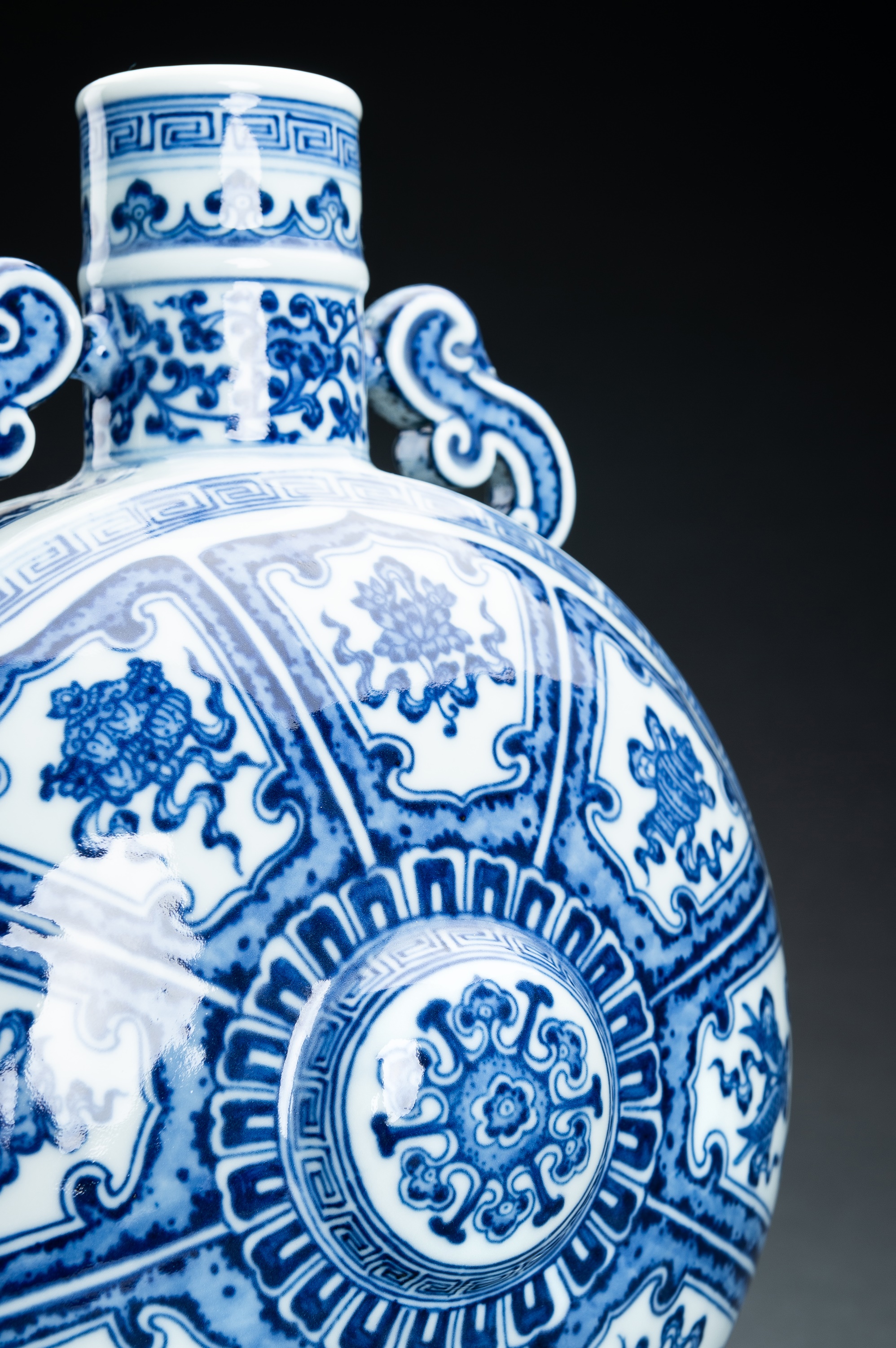A BLUE AND WHITE 'BAJIXIANG' PORCELAIN MOONFLASK VASE