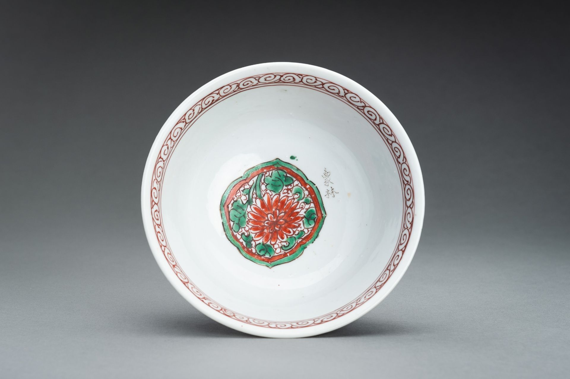 A WUCAI Â´CHRYSANTHEMUMÂ´ PORCELAIN BOWL, 17th CENTURY - Image 10 of 12