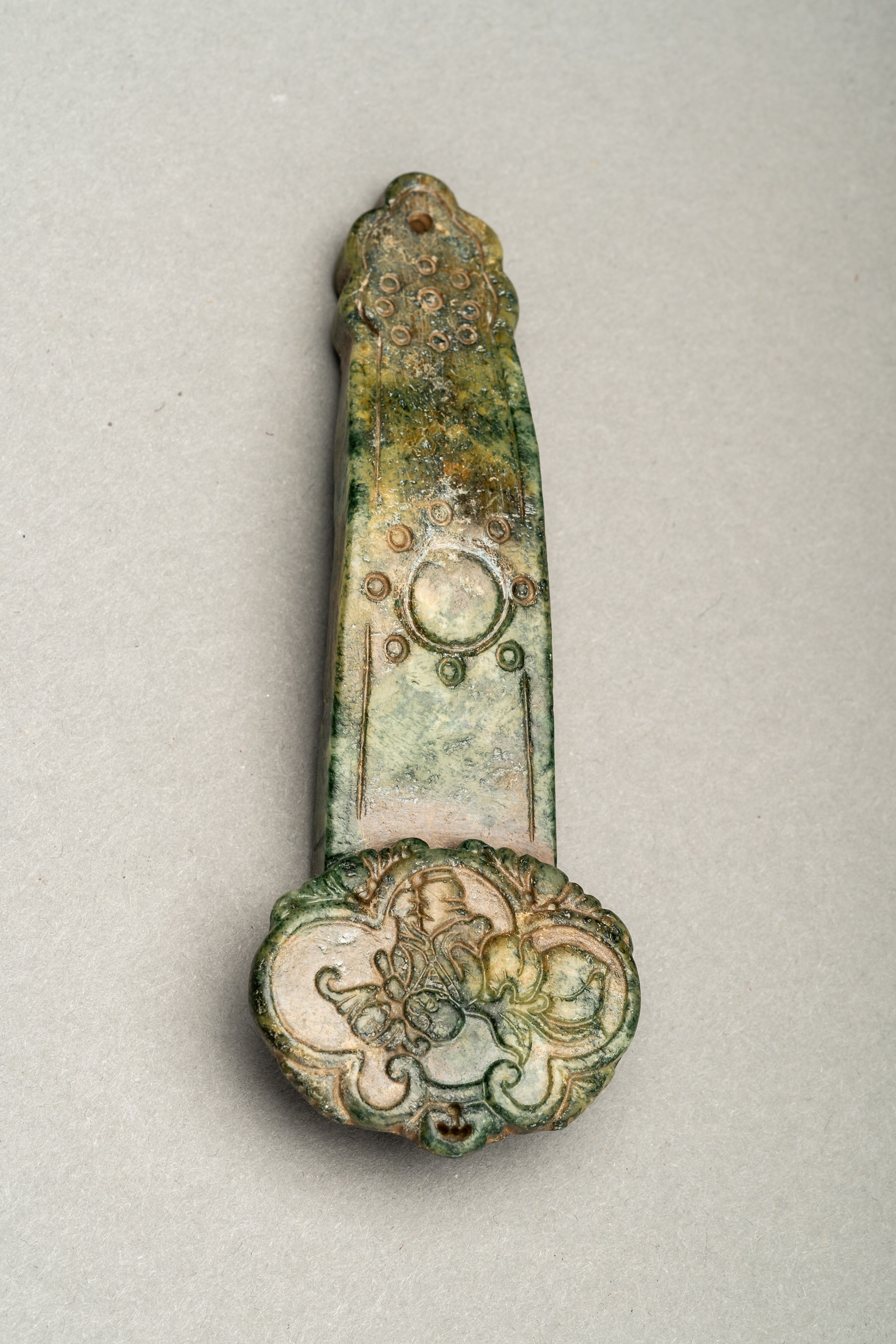 A SMALL HARDSTONE `RUYI SCEPTERÂ´ PENDANT, c 1920s