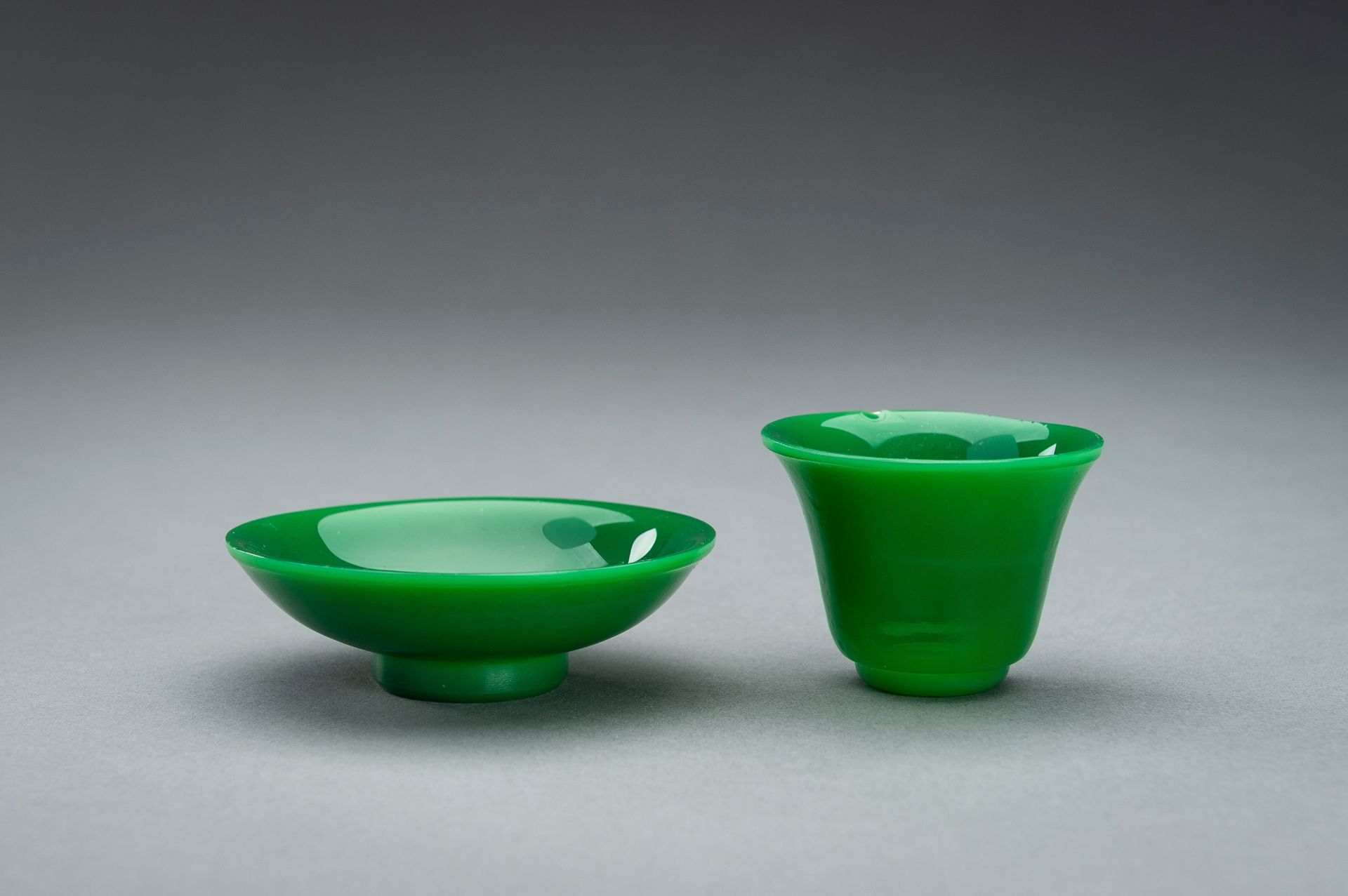 AN APPLE GREEN GLASS CUP AND SAUCER - Bild 2 aus 10