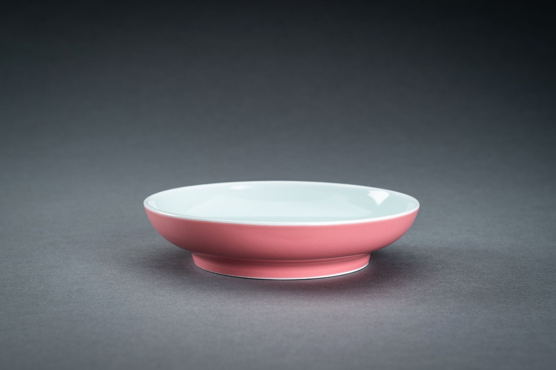 A PINK GLAZED PORCELAIN DISH - Bild 7 aus 11