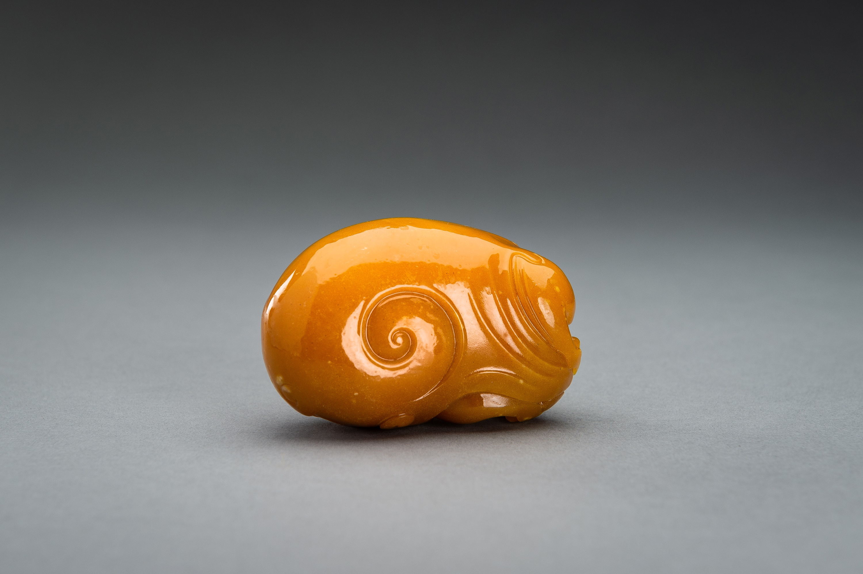 A 'TIANHUANG' GLASS FIGURE OF A BUDDHIST LION WITH CUB, c. 1920s - Image 9 of 10