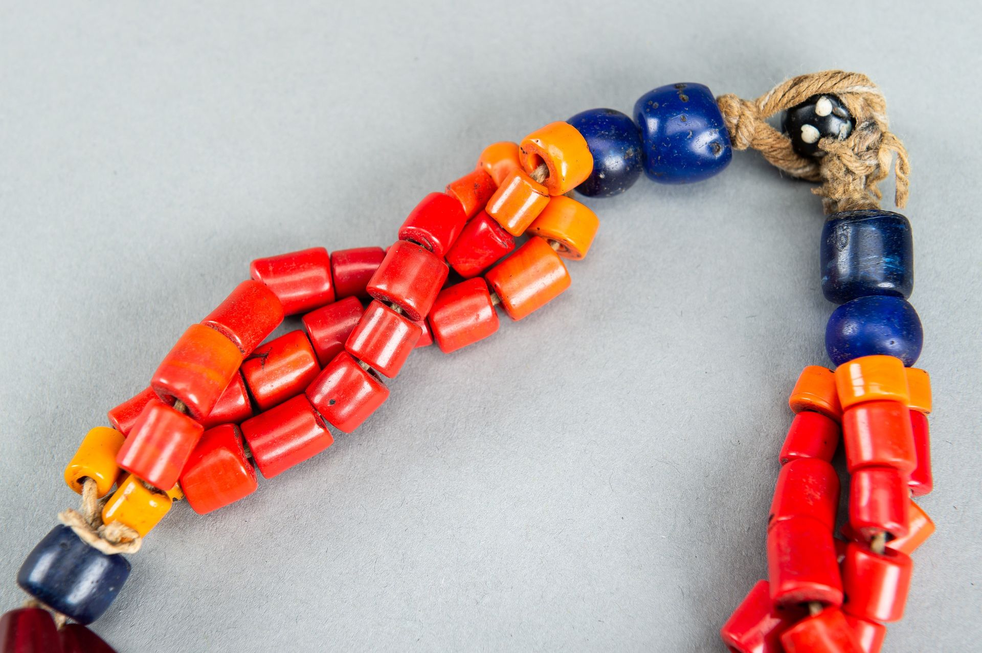 A NAGALAND MULTI-COLORED GLASS NECKLACE, c. 1900s - Bild 5 aus 9