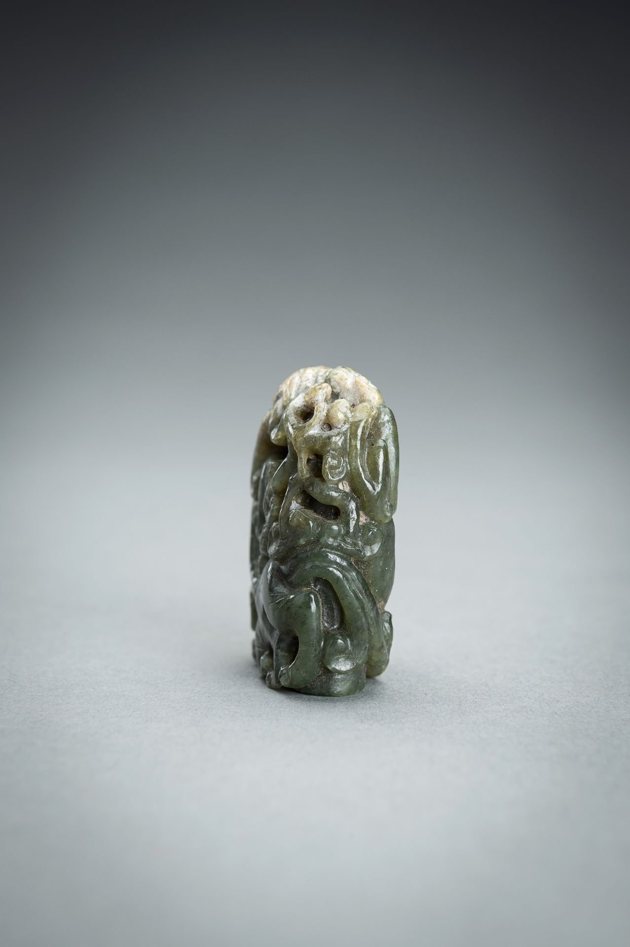 A FINE GROUP OF SIX JADE ITEMS - Image 10 of 34