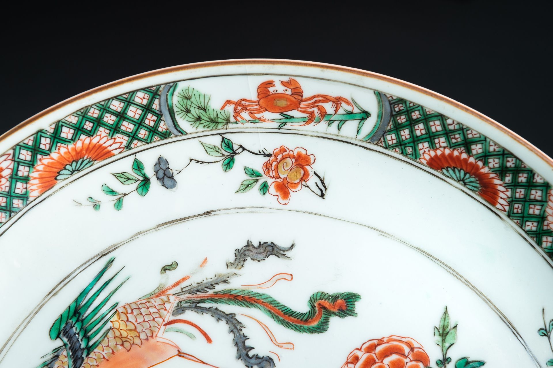 A FAMILLE VERTE 'PHOENIX AND FLOWER' DISH, QING - Bild 7 aus 13