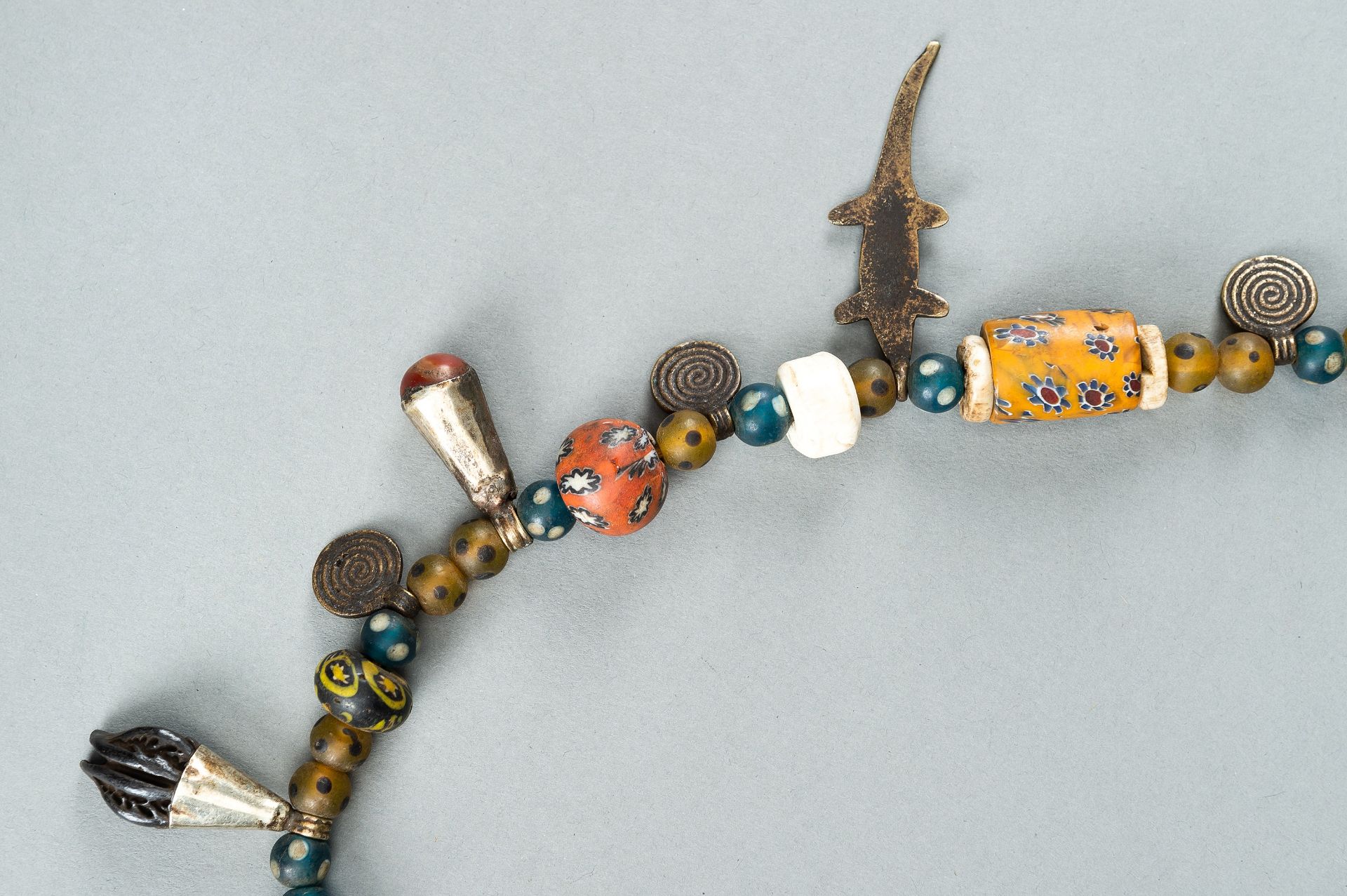 A NAGALAND MULTI-COLORED GLASS, BRASS AND SHELL NECKLACE, c. 1900s - Bild 13 aus 17