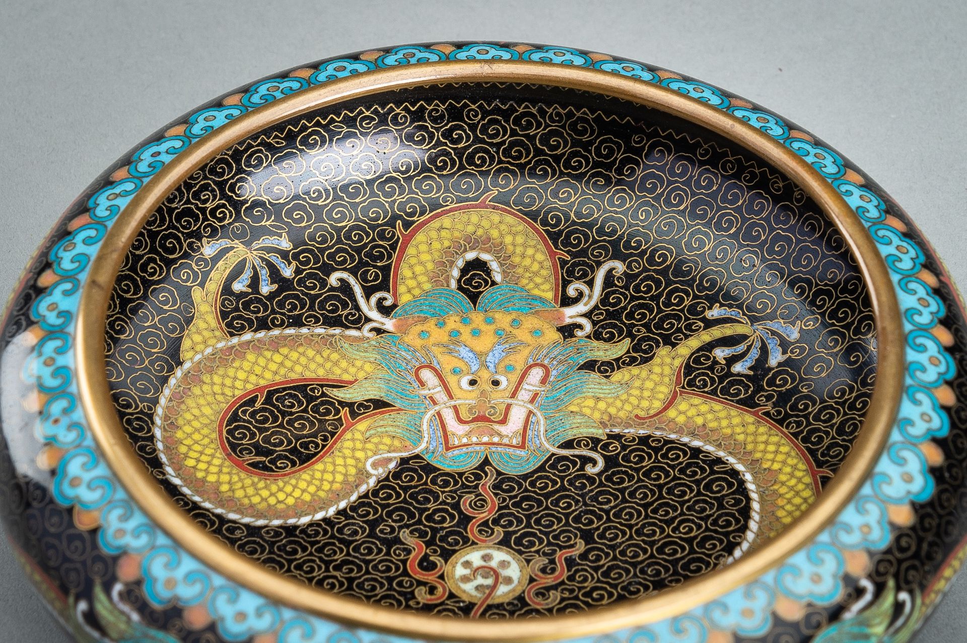 A CLOISONNE ENAMEL 'DRAGON' BOWL, c. 1920s - Bild 5 aus 11