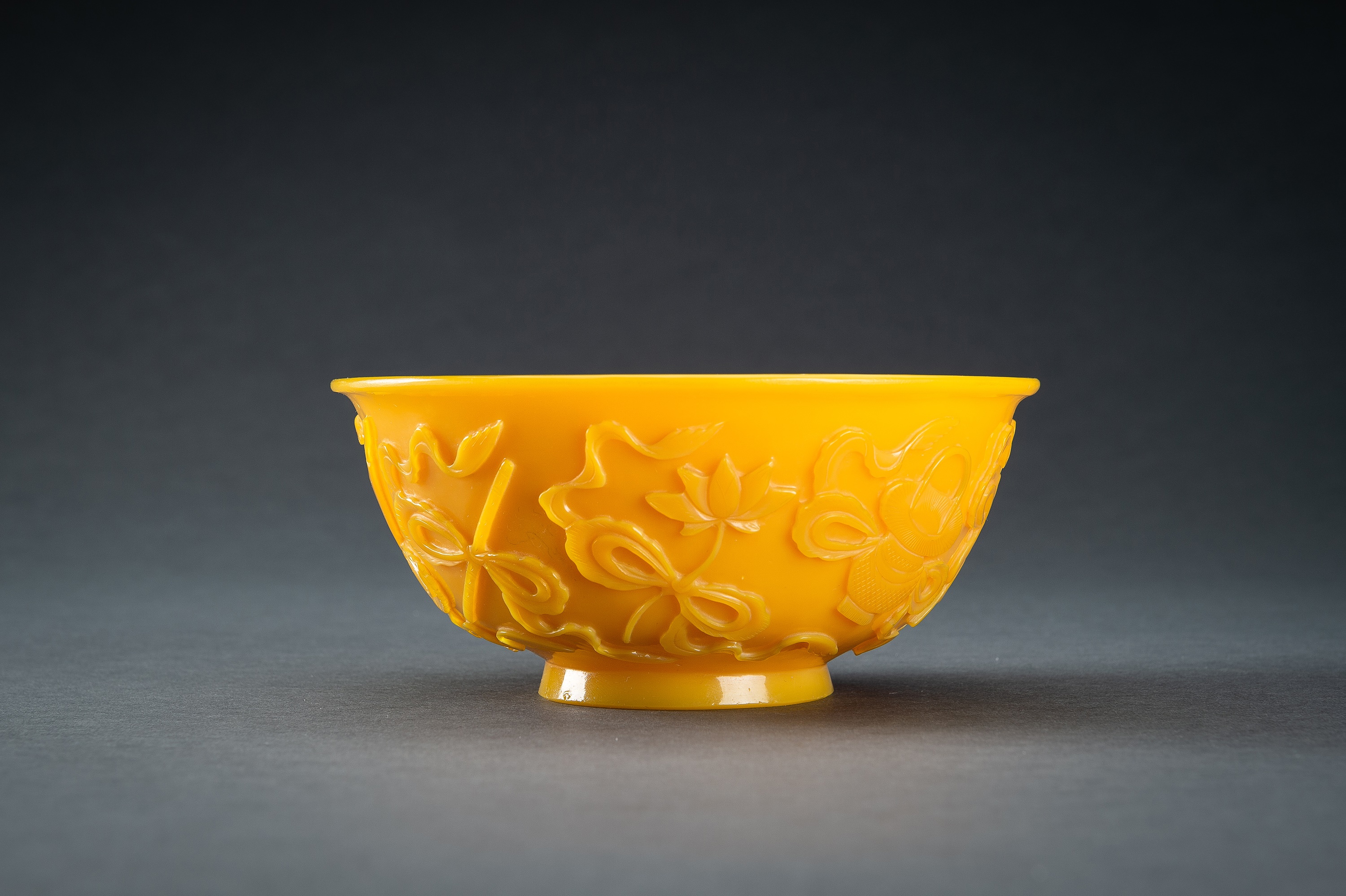 AN OPAQUE YELLOW GLASS BOWL WITH BUDDHIST SYMBOLS, QING - Image 8 of 13