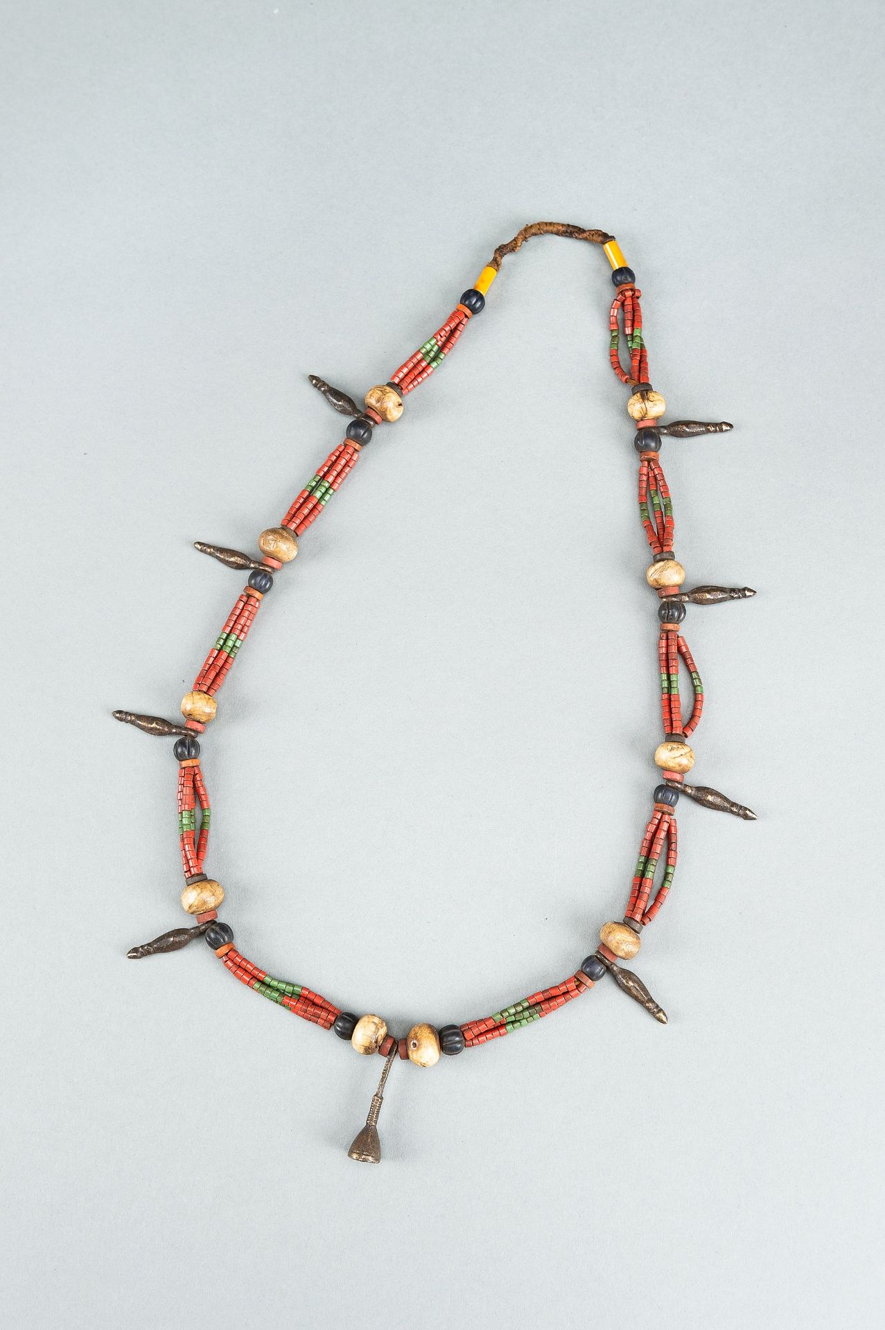 A NAGALAND MULTI-COLORED GLASS, BRASS AND SHELL NECKLACE, c. 1900s - Bild 2 aus 9