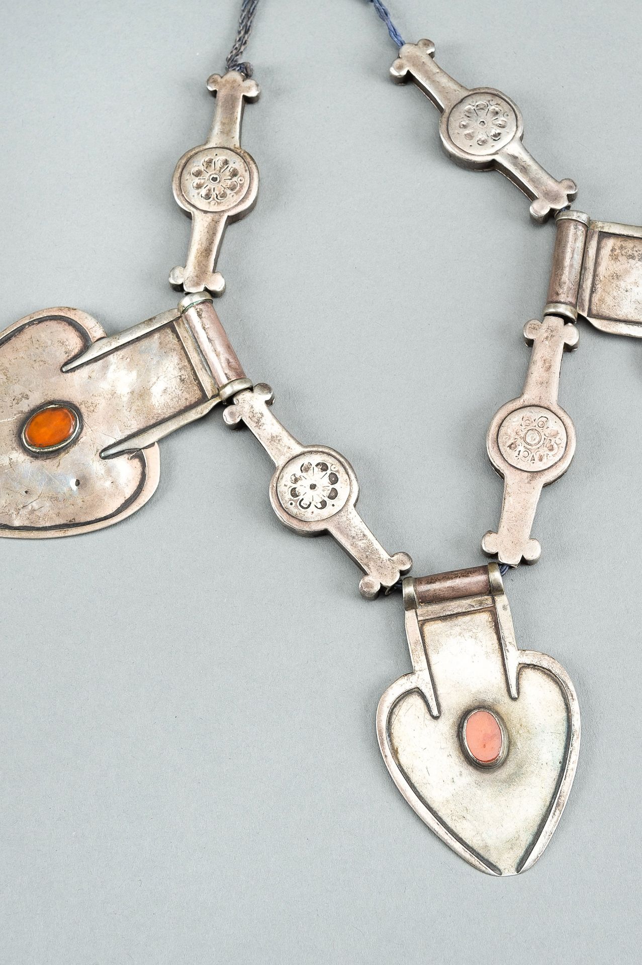 A TURKOMAN SILVER AND CARNELIAN ASYK PENDANT, c. 1900s - Bild 5 aus 10