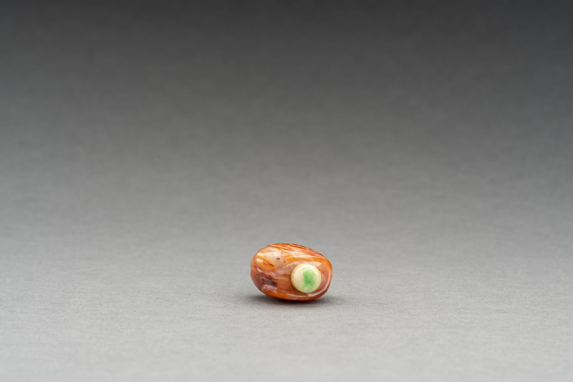 A CARNELIAN 'LEAVES AND TENDRILS' SNUFF BOTTLE, LATE QING DYNASTY - Image 5 of 6