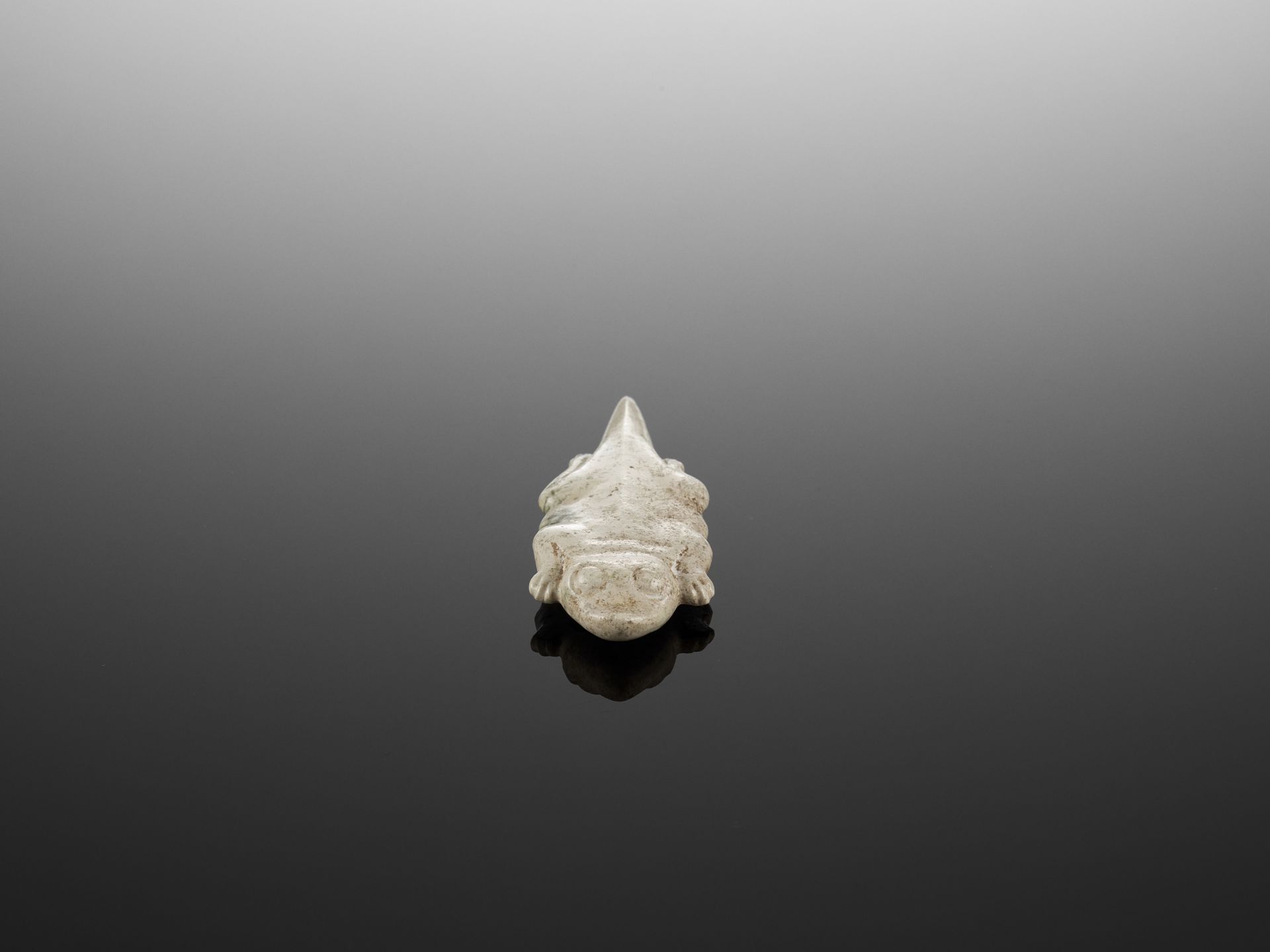 A 'LIZARD' JADE PENDANT, SHANG - Image 6 of 9