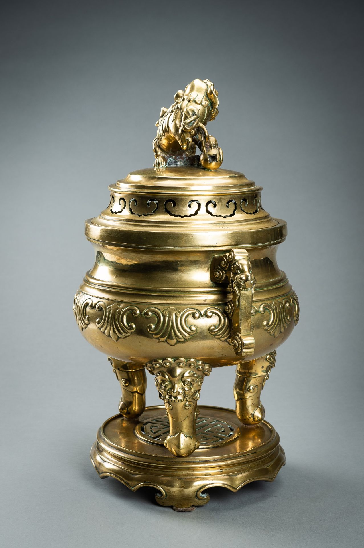 A MASSIVE GILT BRONZE TRIPOD CENSER WITH STAND AND COVER, QING - Image 8 of 19
