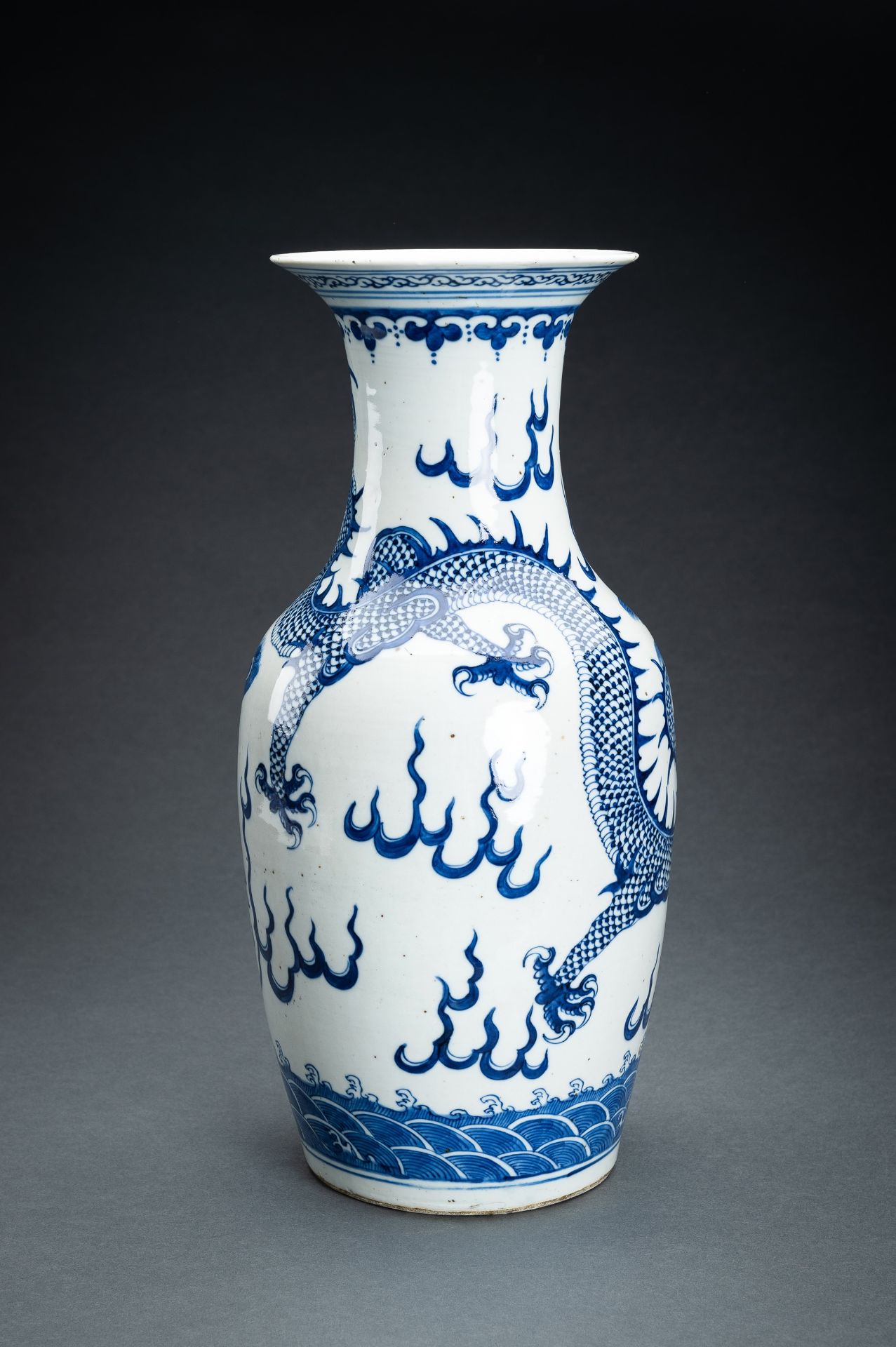 A BLUE AND WHITE 'DRAGON AND PHOENIX' PORCELAIN VASE, c. 1900s - Image 5 of 15