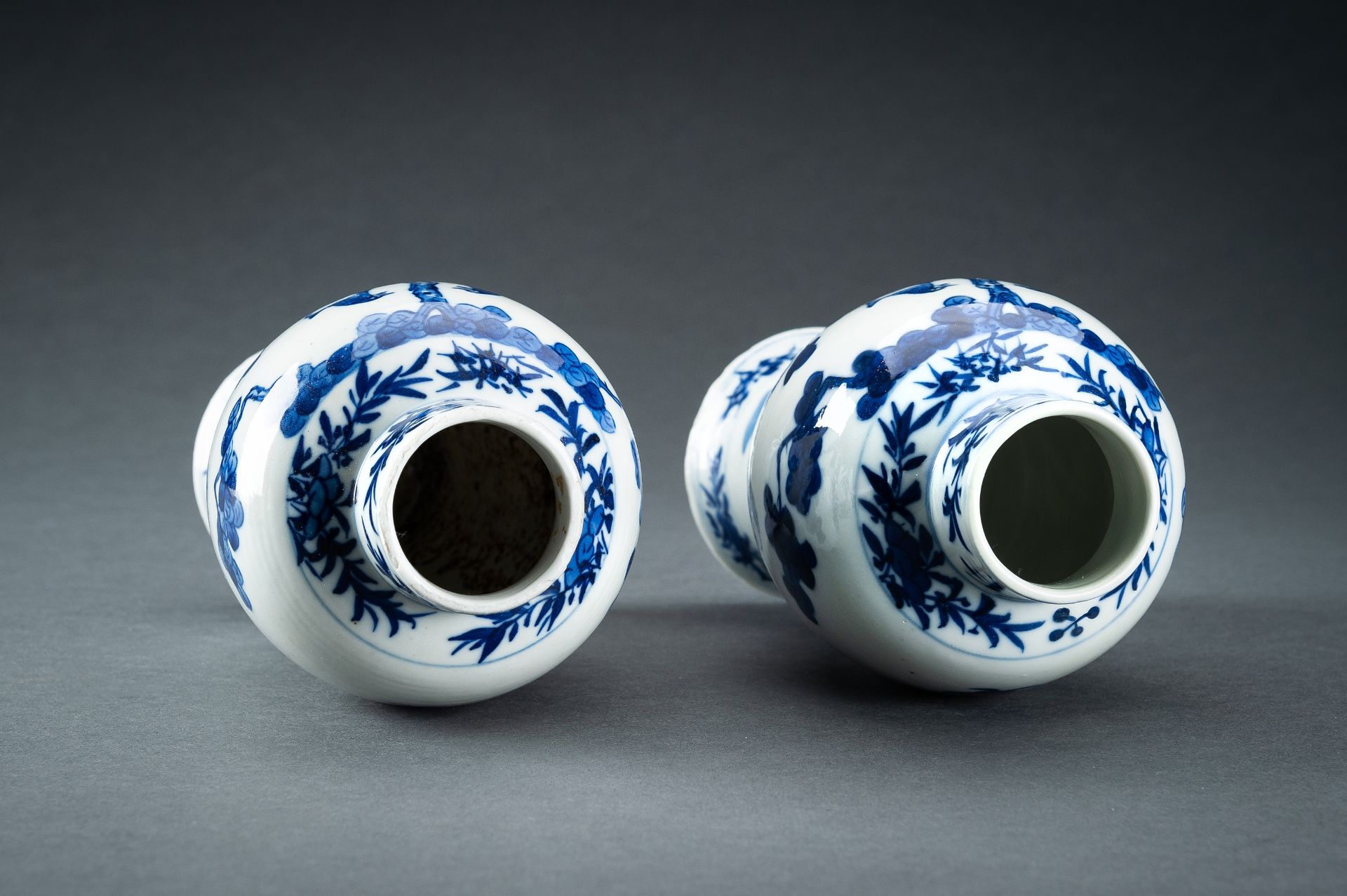 A PAIR OF BLUE AND WHITE BALUSTER VASES AND COVERS, QING - Image 10 of 14