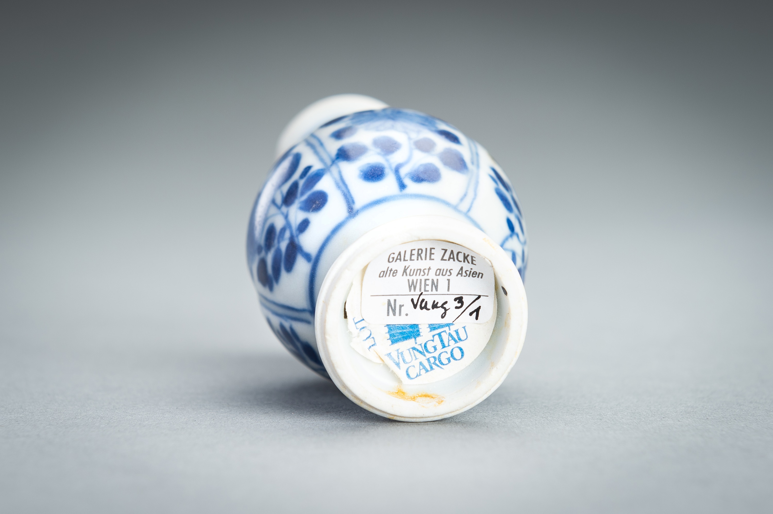 A MINIATURE VUNG TAU CARGO BLUE AND WHITE PORCELAIN VASE, c. 1680 - Image 12 of 12