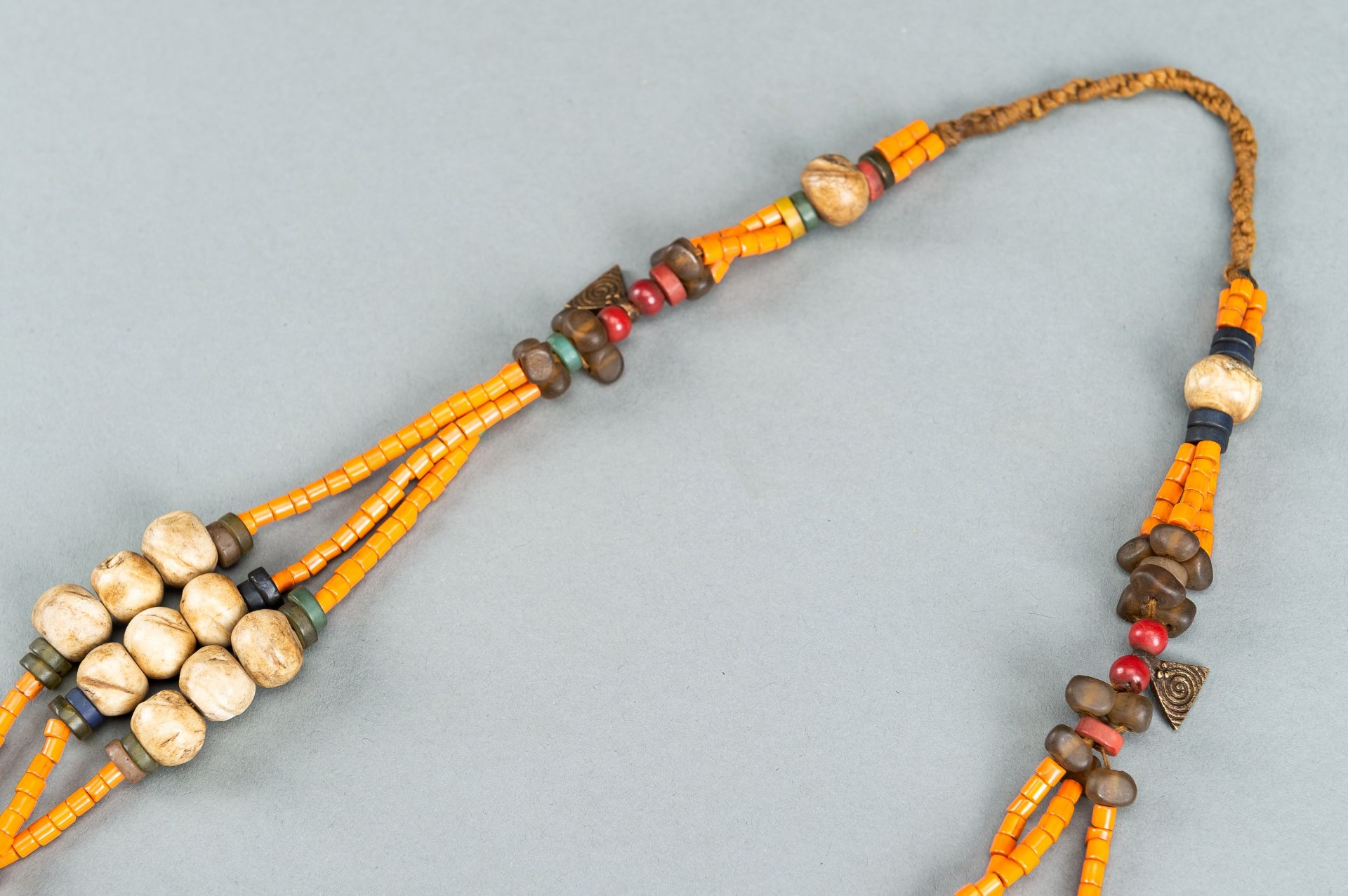 A NAGALAND MULTI-COLORED GLASS, BRASS AND SHELL NECKLACE, c. 1900s - Bild 7 aus 10