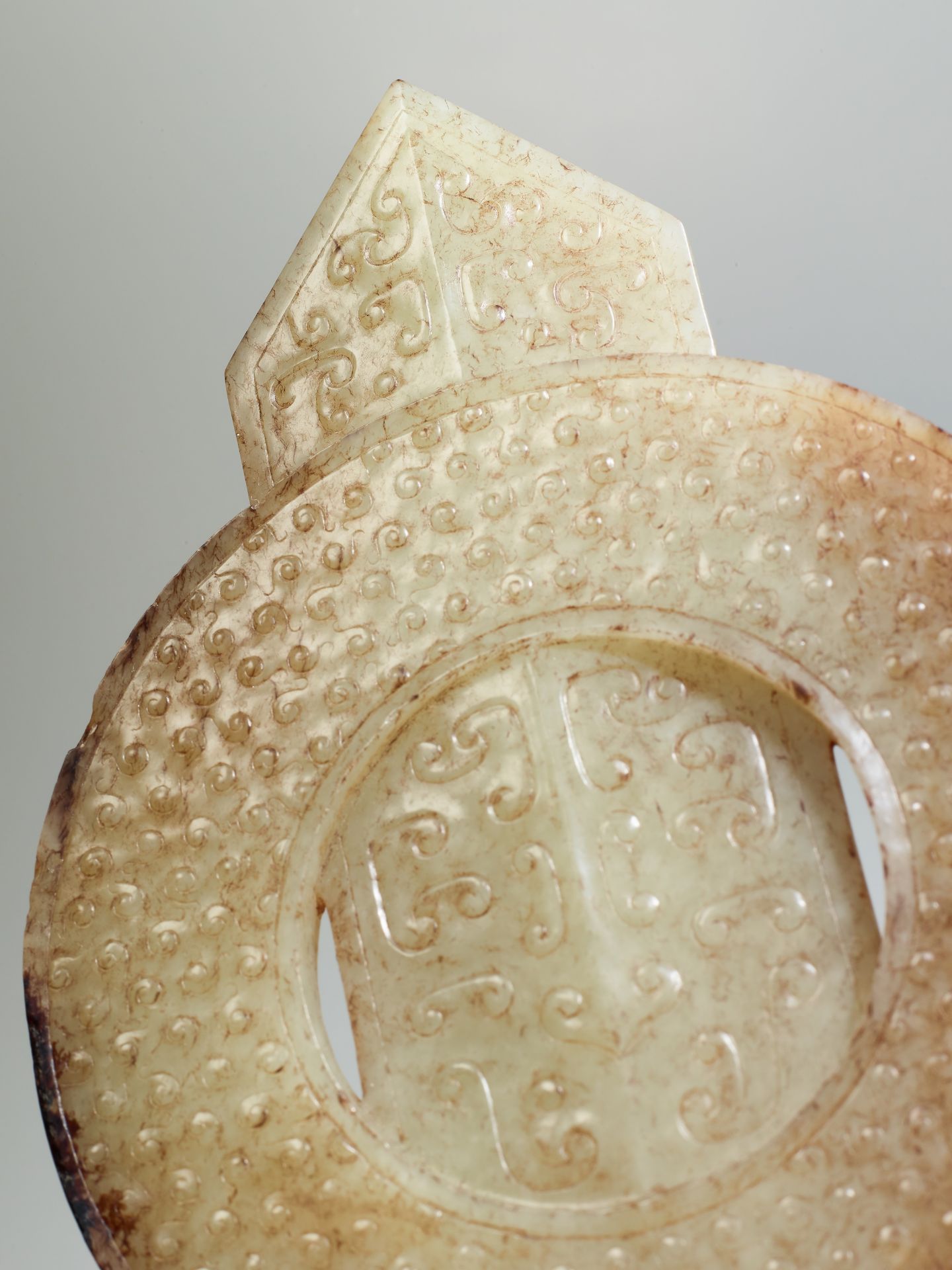 AN ARCHAISTIC PALE YELLOW AND RUSSET JADE DISC AND BLADE, GUIBI, QING - Bild 6 aus 9