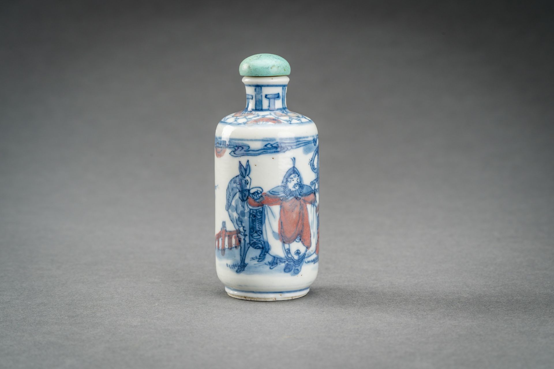 A BLUE, WHITE AND IRON RED PORCELAIN SNUFF BOTTLE WITH WARRIORS, QING - Image 3 of 7