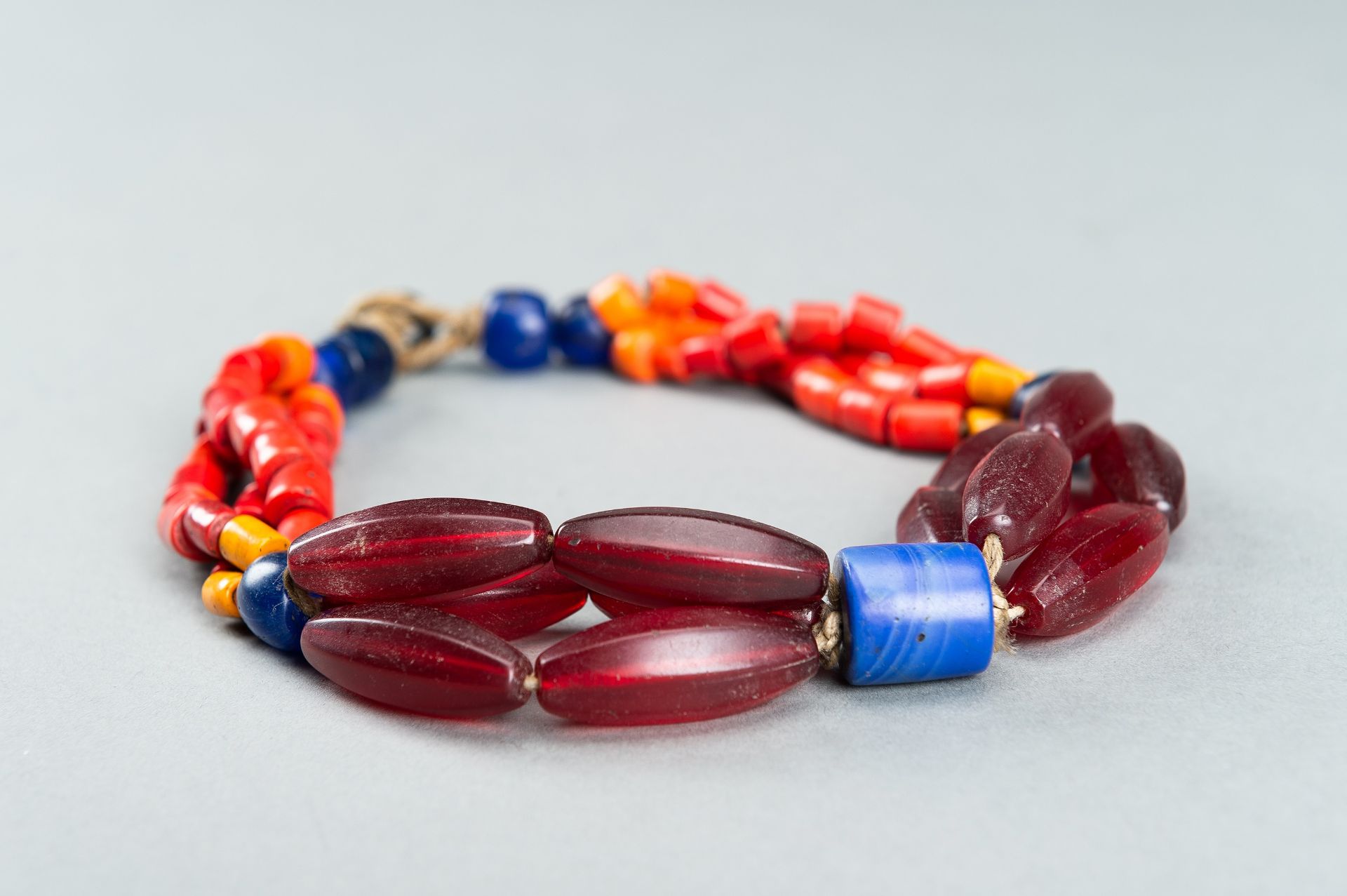 A NAGALAND MULTI-COLORED GLASS NECKLACE, c. 1900s - Bild 6 aus 9