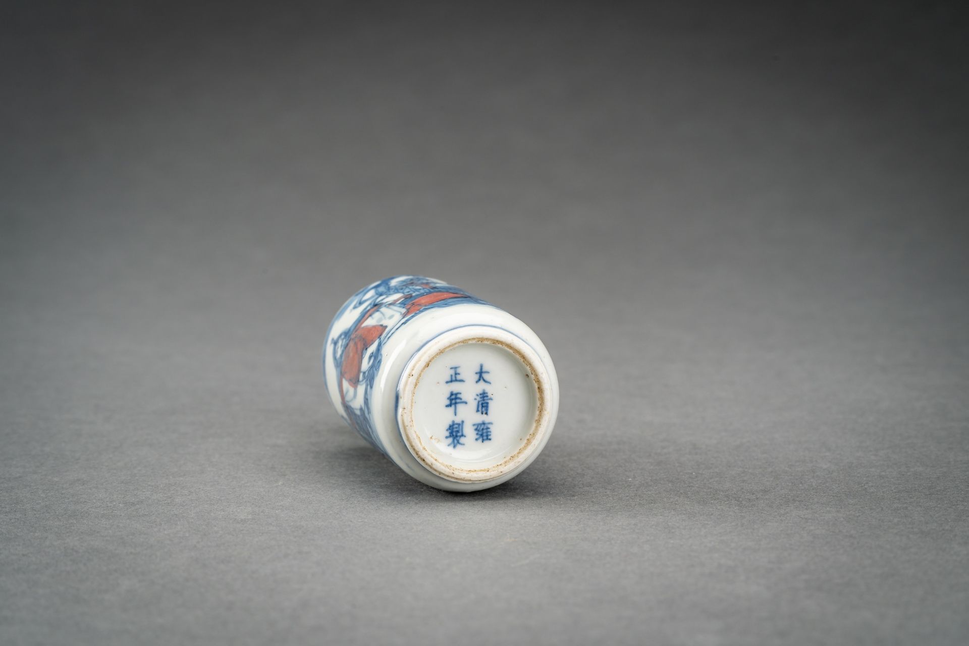 A BLUE, WHITE AND IRON RED PORCELAIN SNUFF BOTTLE WITH WARRIORS, QING - Image 7 of 7