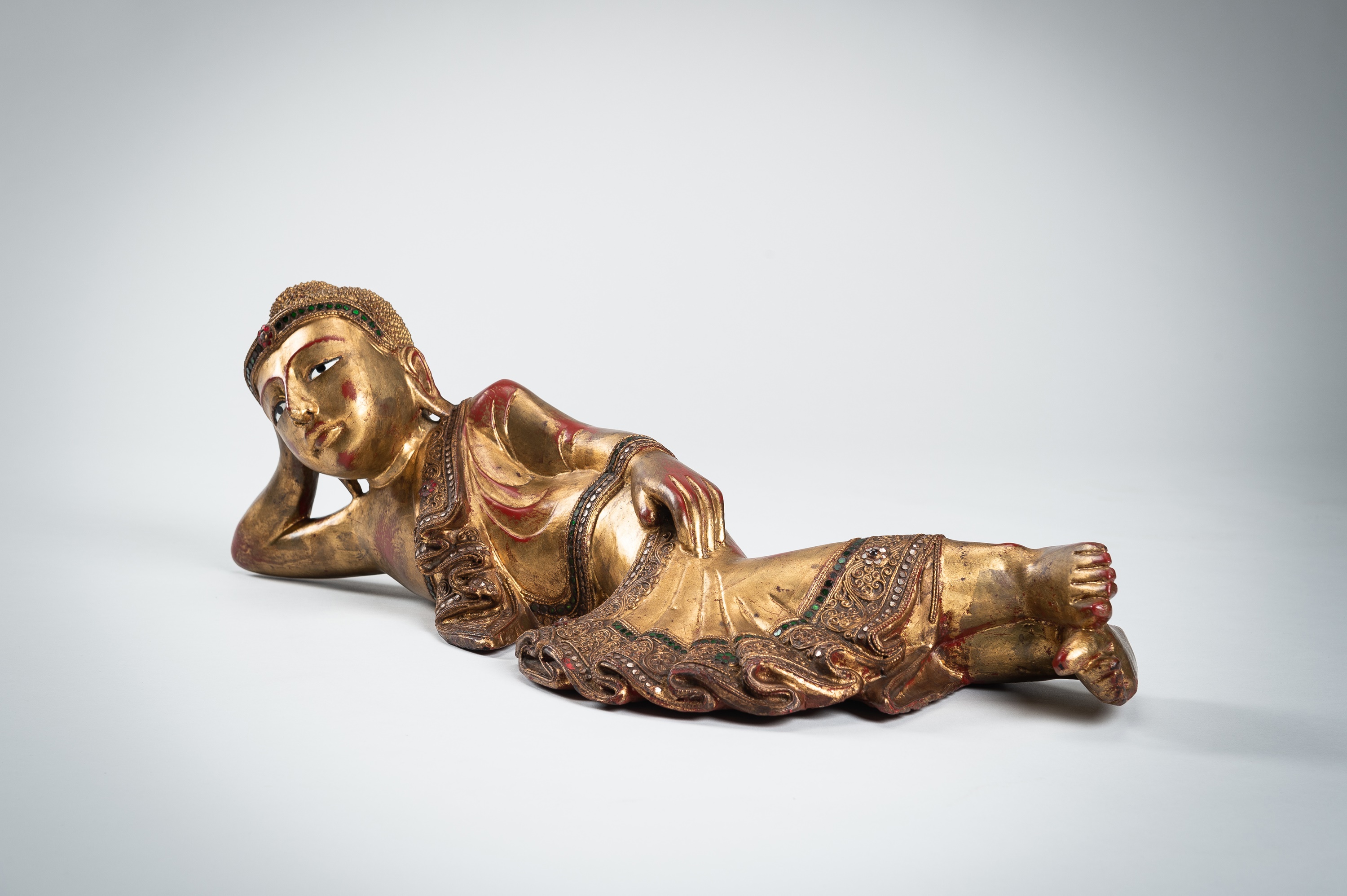 A BURMESE GILT-LACQUERED WOOD FIGURE OF THE RECLINING BUDDHA - Image 3 of 13