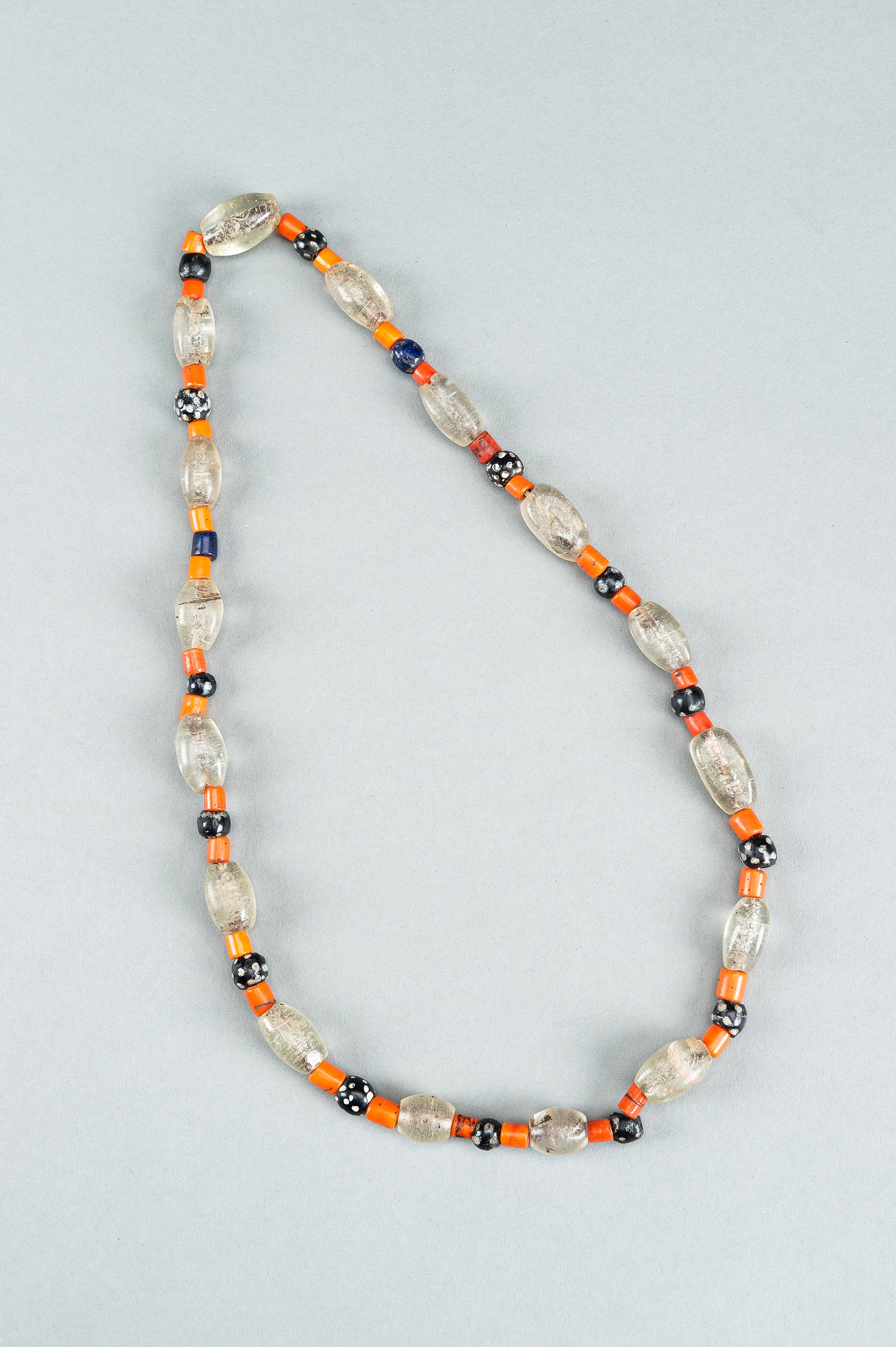 A MULTI-COLORED NAGALAND GLASS NECKLACE, c. 1900s - Image 9 of 10