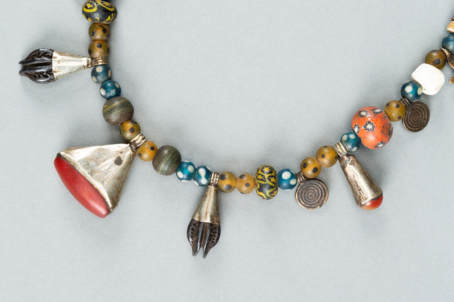 A NAGALAND MULTI-COLORED GLASS, BRASS AND SHELL NECKLACE, c. 1900s - Bild 12 aus 17