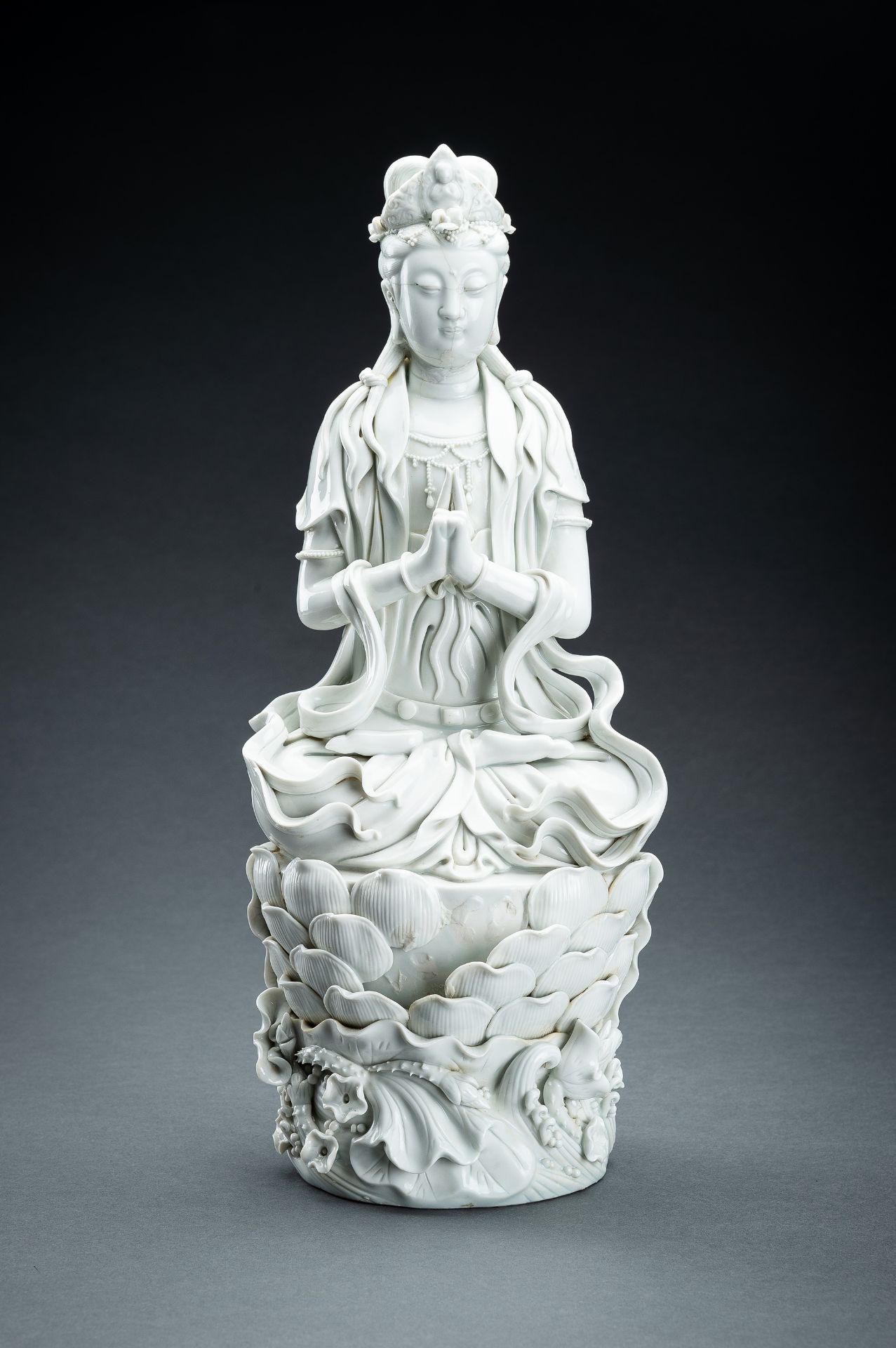 A LARGE DEHUA BLANC DE CHINE PORCELAIN FIGURE OF GUANYIN - Bild 7 aus 21