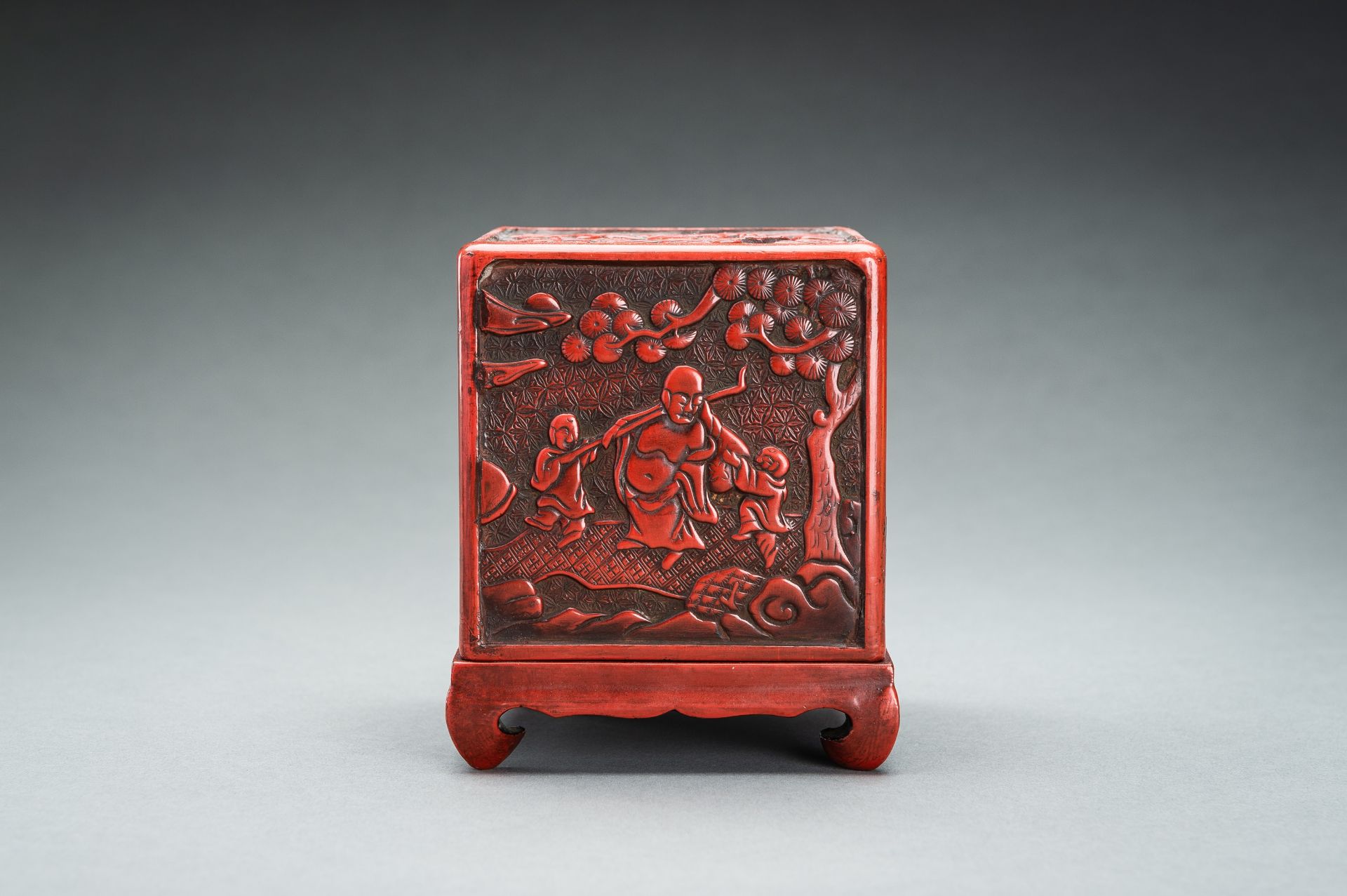 A CINNABAR LACQUER 'IMMORTALS AND BUDAI' BOX AND COVER, QING - Image 9 of 14