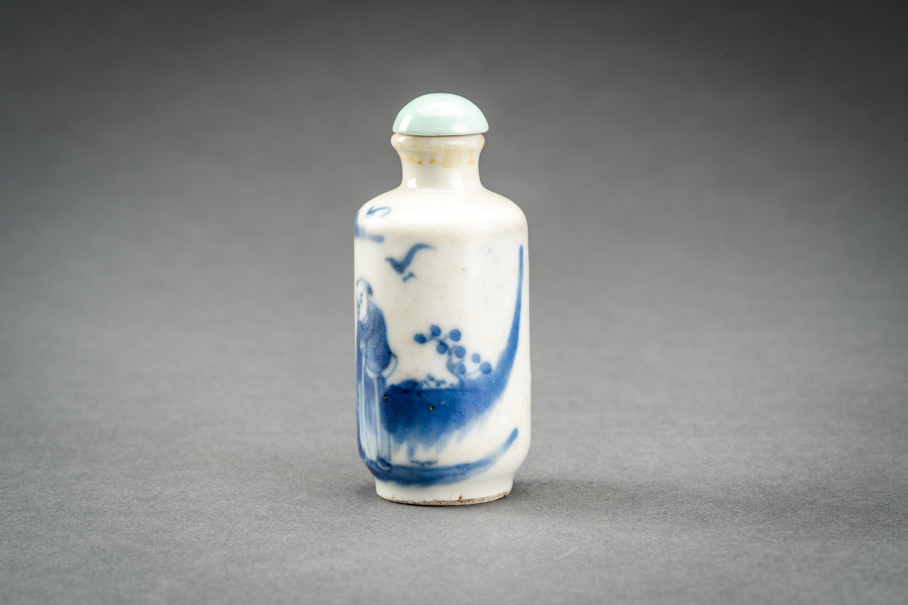 A BLUE AND WHITE PORCELAIN SNUFF BOTTLE, 19TH CENTURY - Image 4 of 7