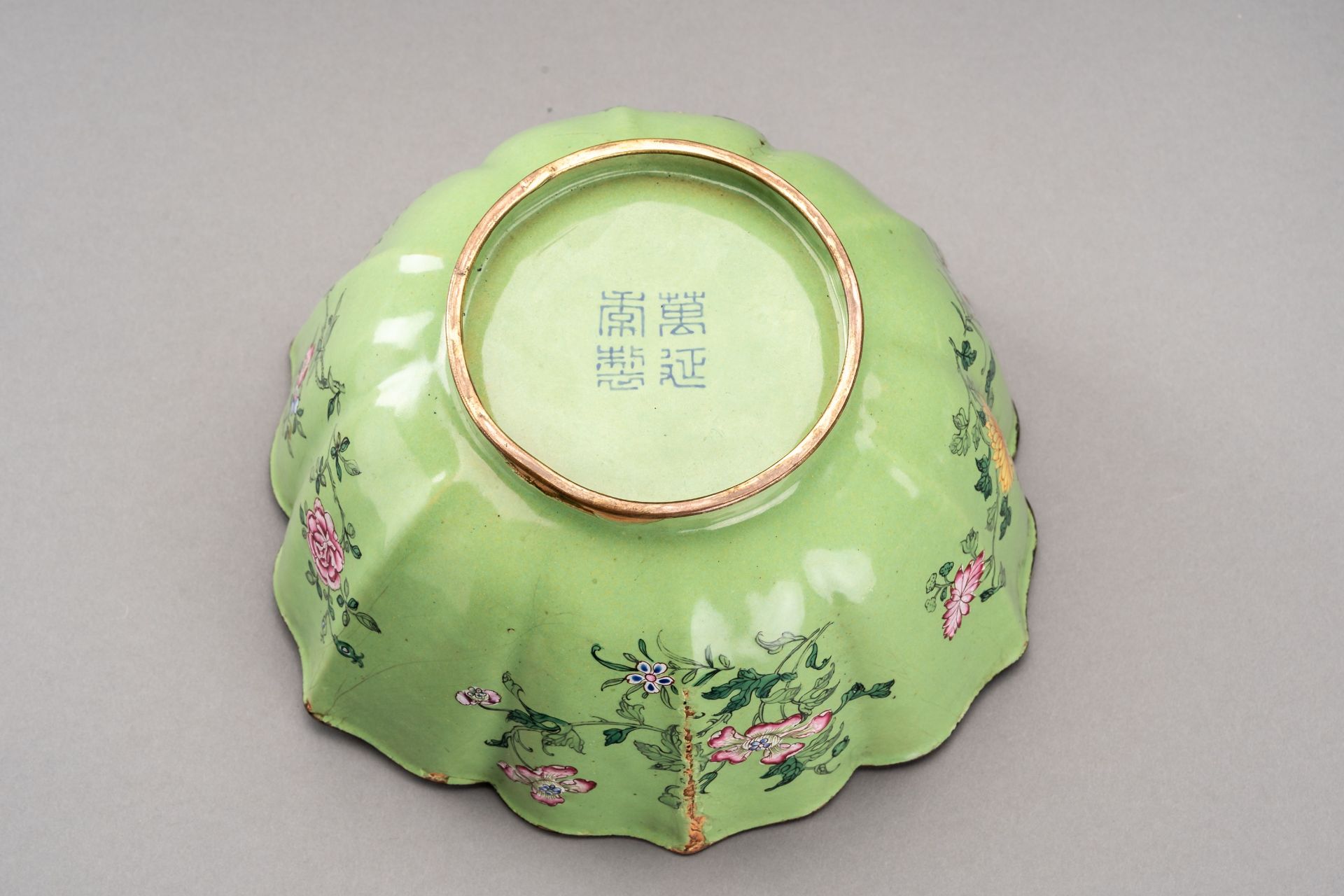 A LARGE LOBED CANTON ENAMEL BOWL, QING - Image 6 of 7