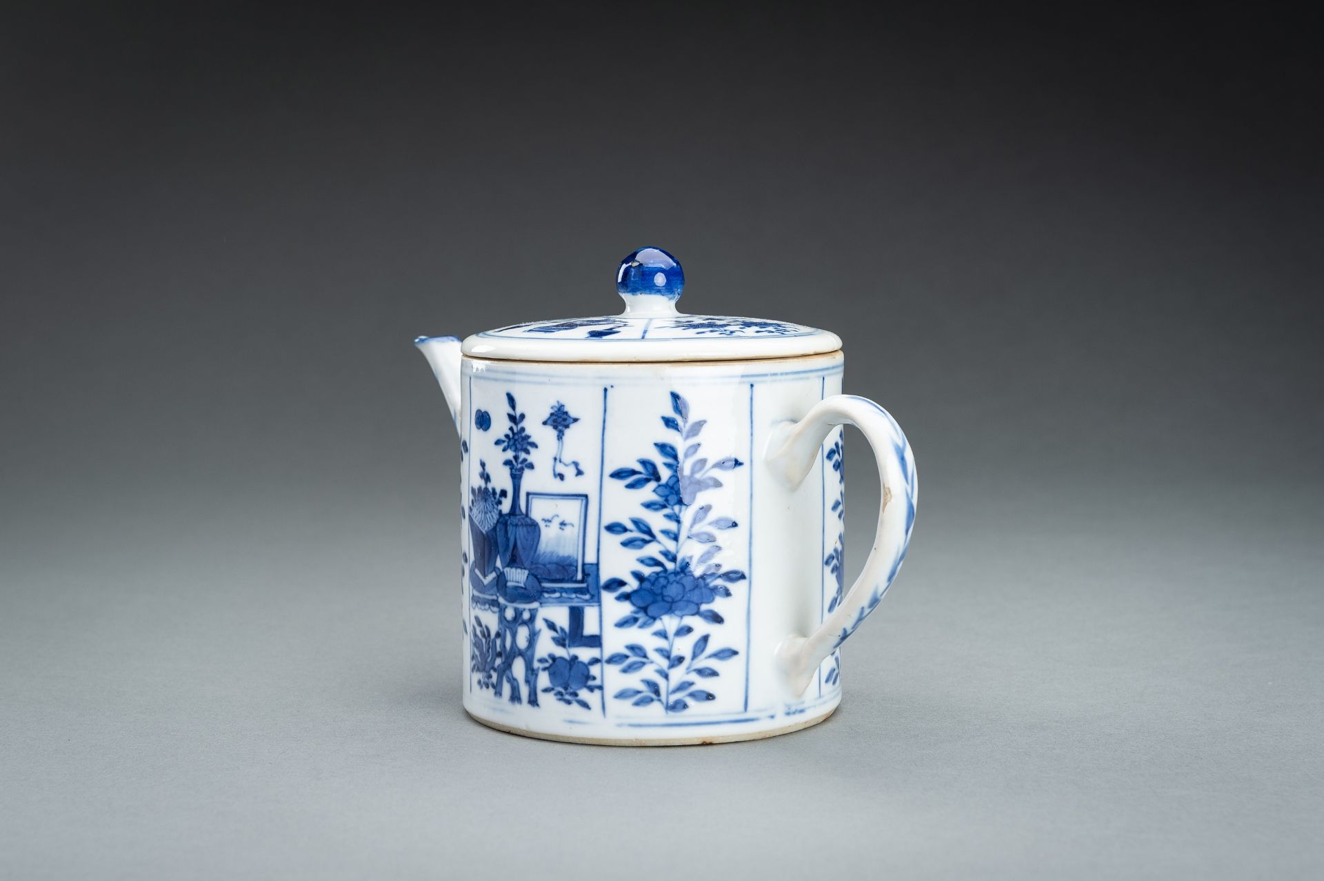 A BLUE AND WHITE PORCELAIN TEAPOT, QIANLONG MARK AND POSSIBLY OF THE PERIOD - Bild 4 aus 11