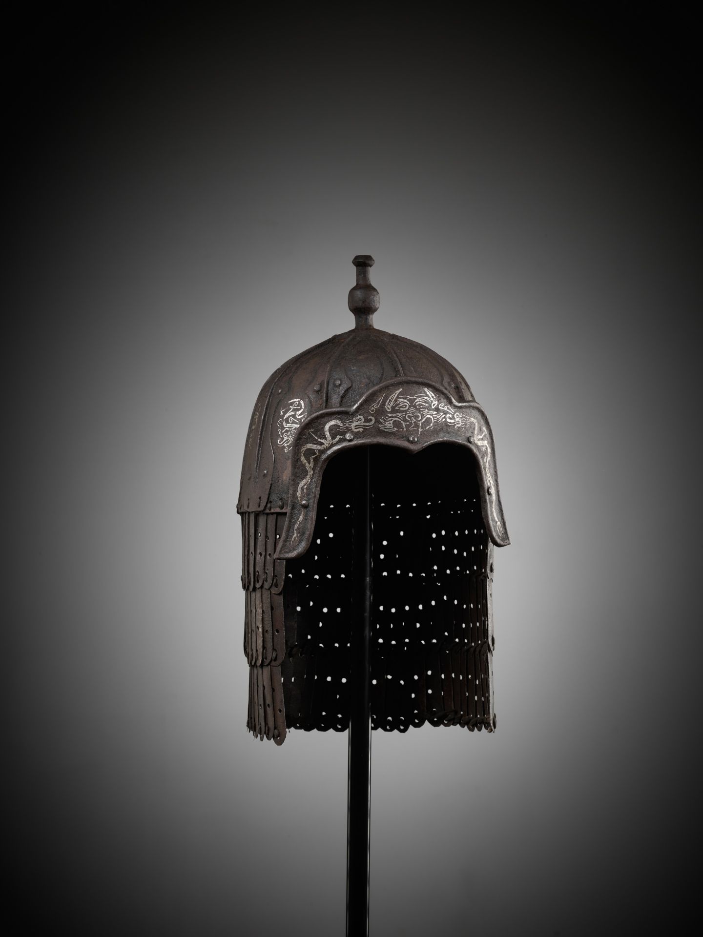 A SILVER-DAMASCENED 'DRAGON' IRON HELMET, 14TH-17TH CENTURY - Image 8 of 9