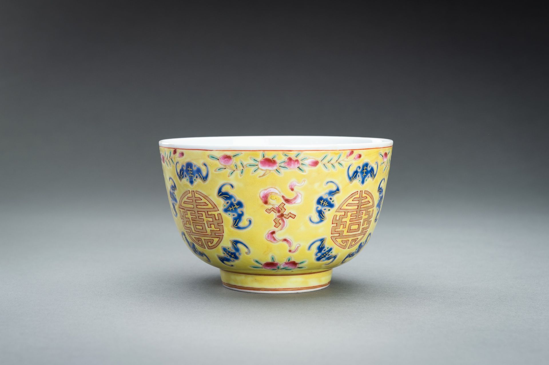 AN ENAMELED 'LOTUS AND SHOU' BOWL, TONGZHI MARK AND PROBABLY OF THE PERIOD - Image 8 of 11