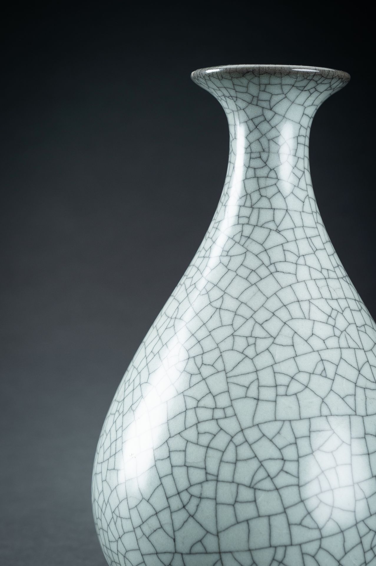 A GUAN-TYPE CRACKLED GLAZED BOTTLE VASE, c. 1920s - Image 6 of 14