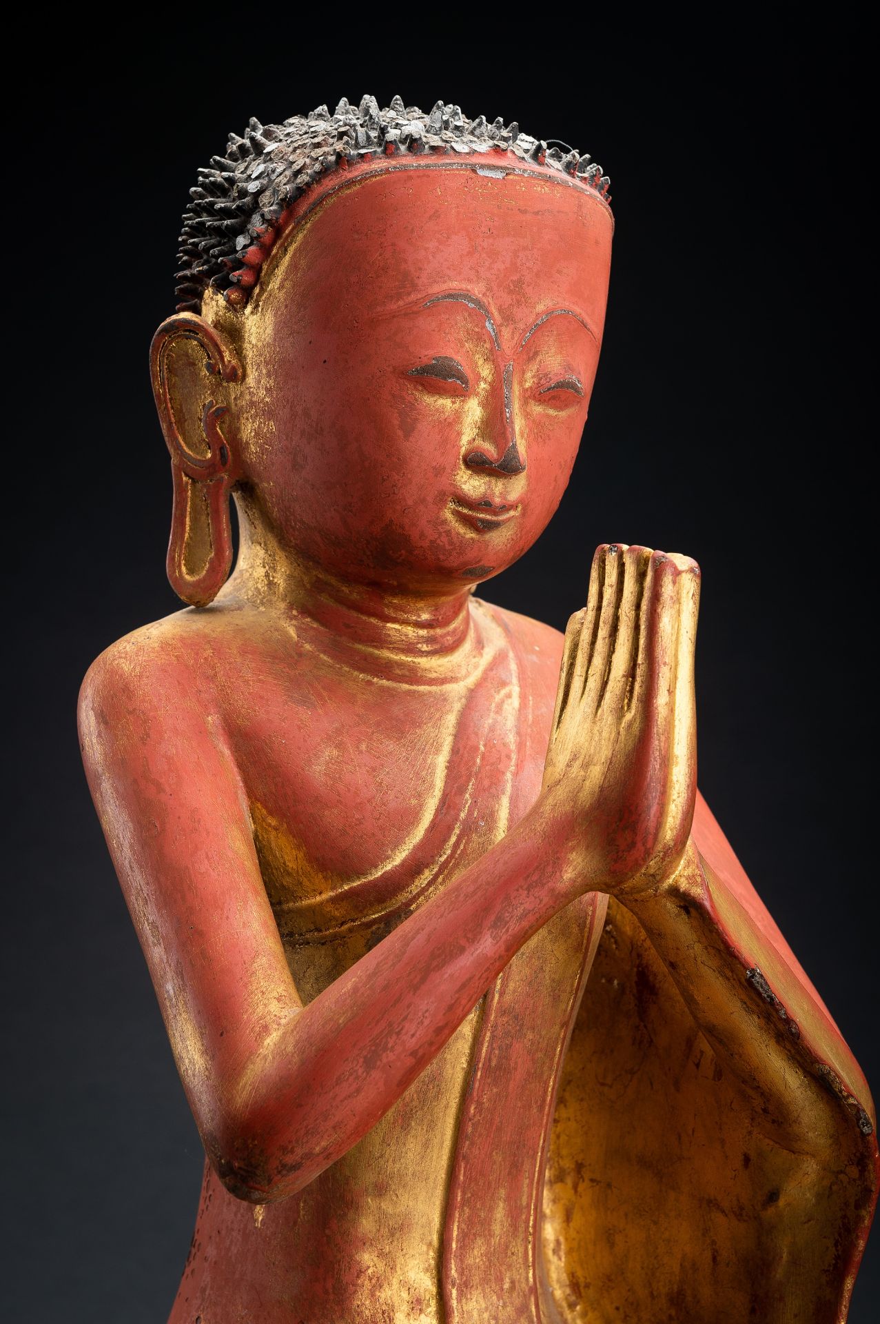 A BURMESE LACQUERED PAPER MACHE FIGURE OF A MONK, 18th - 19th CENTURY - Image 4 of 15