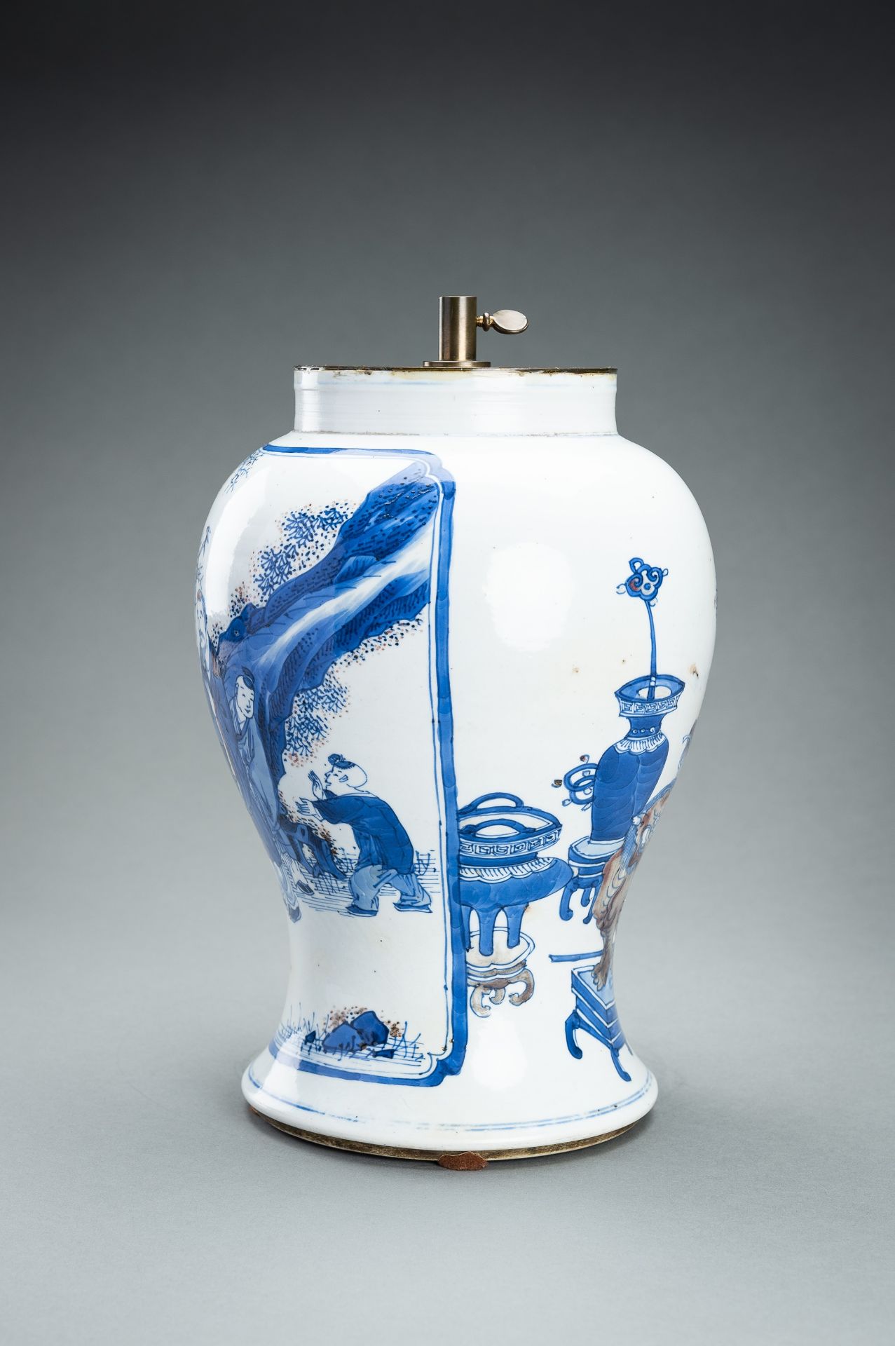 A 'HUNDRED ANTIQUES' PORCELAIN VASE, QING - Image 8 of 13