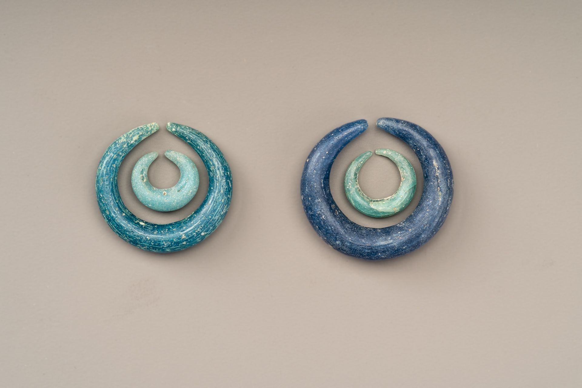 TWO PAIRS OF ANCIENT BLUE GLASS EARRINGS, DONG SON - Bild 2 aus 7