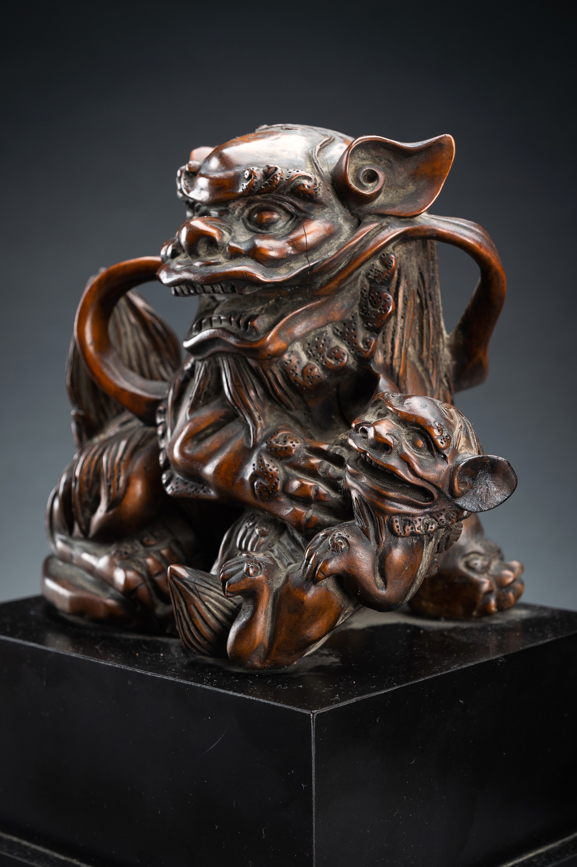 A PAIR OF FINE BOXWOOD 'BUDDHIST LION' CARVINGS, QING - Image 5 of 16