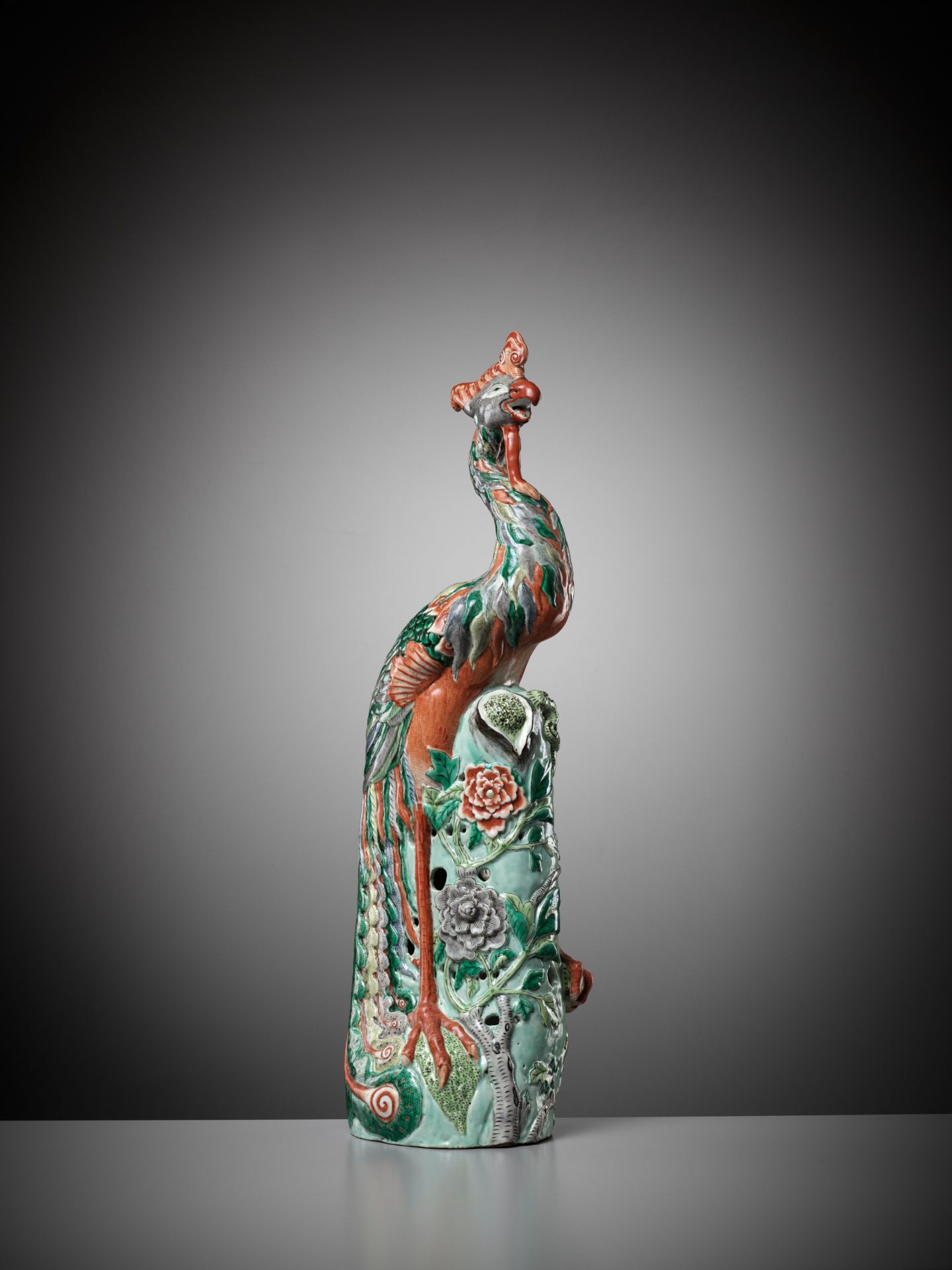 AN EXCEPTIONALLY LARGE FAMILLE VERTE FIGURE OF A PHOENIX, MID-QING DYNASTY - Bild 9 aus 17