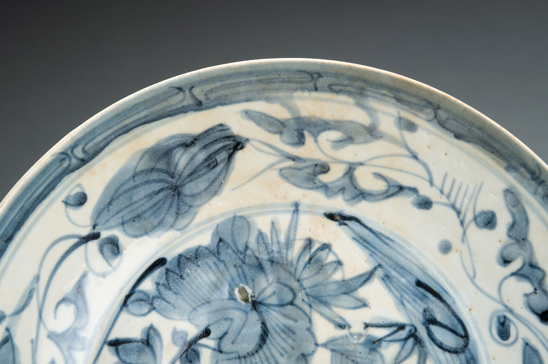 A TRANSITIONAL BLUE AND WHITE PORCELAIN DISH - Image 4 of 10