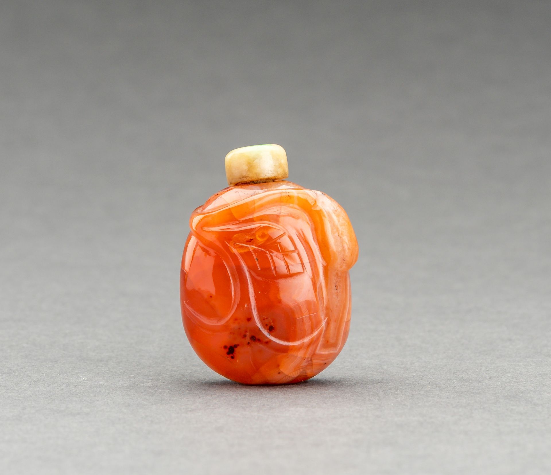 A CARNELIAN 'LEAVES AND TENDRILS' SNUFF BOTTLE, LATE QING DYNASTY