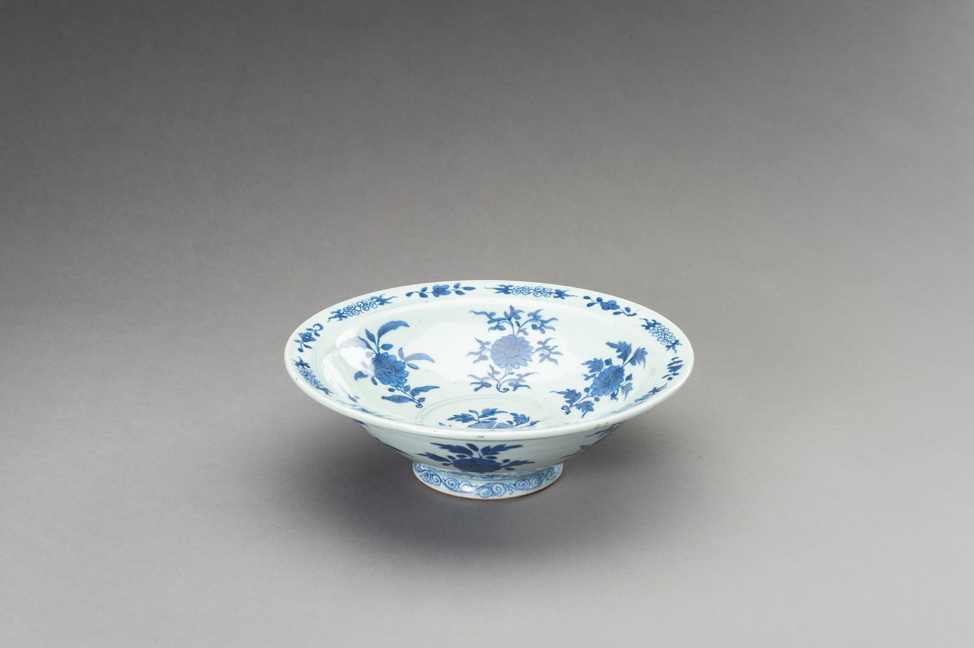 A BLUE AND WHITE PORCELAIN BOWL, 1900s - Bild 4 aus 9