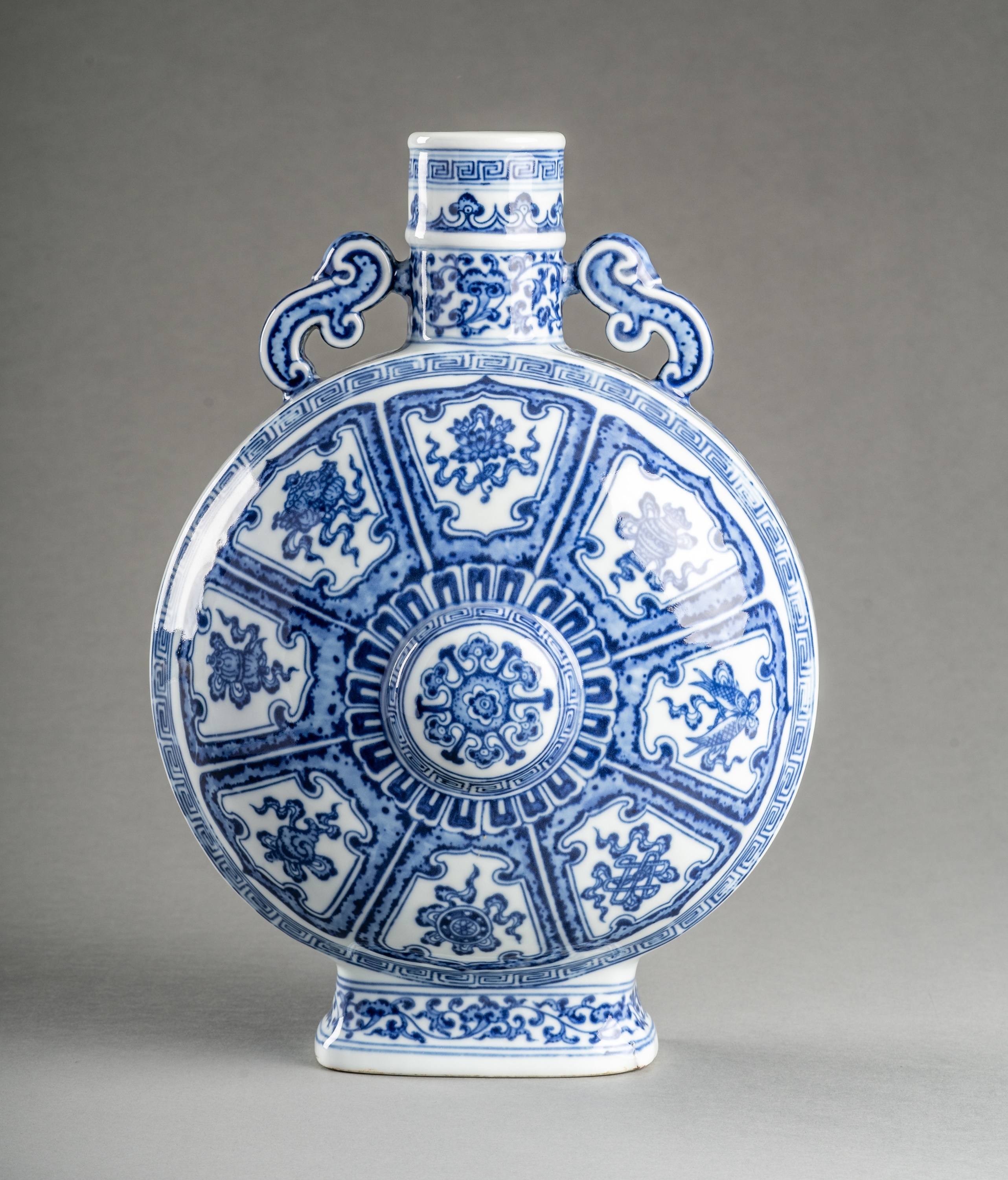 A BLUE AND WHITE 'BAJIXIANG' PORCELAIN MOONFLASK VASE - Image 13 of 17