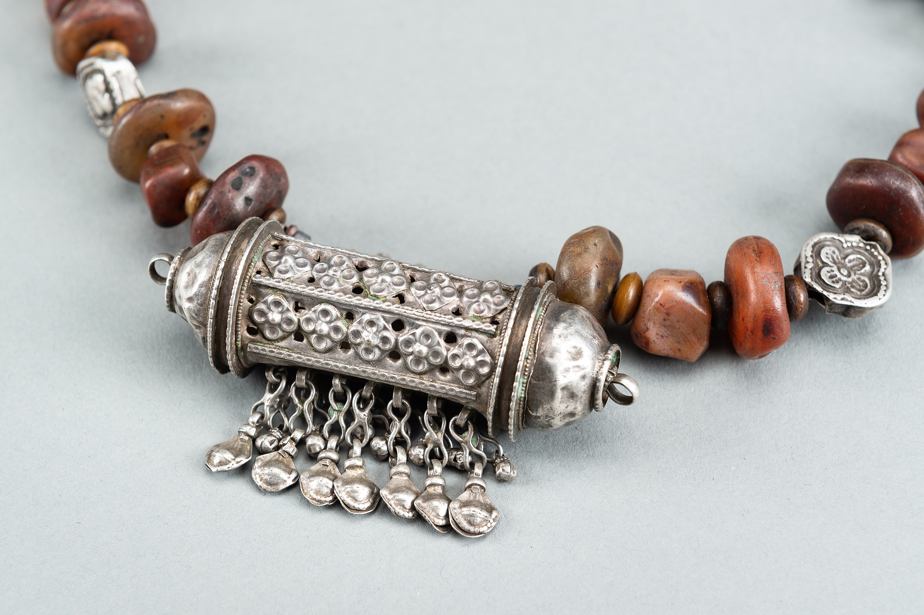 A SILVER AND GLASS AMULET PENDANT NECKLACE, c. 1900s - Image 11 of 13