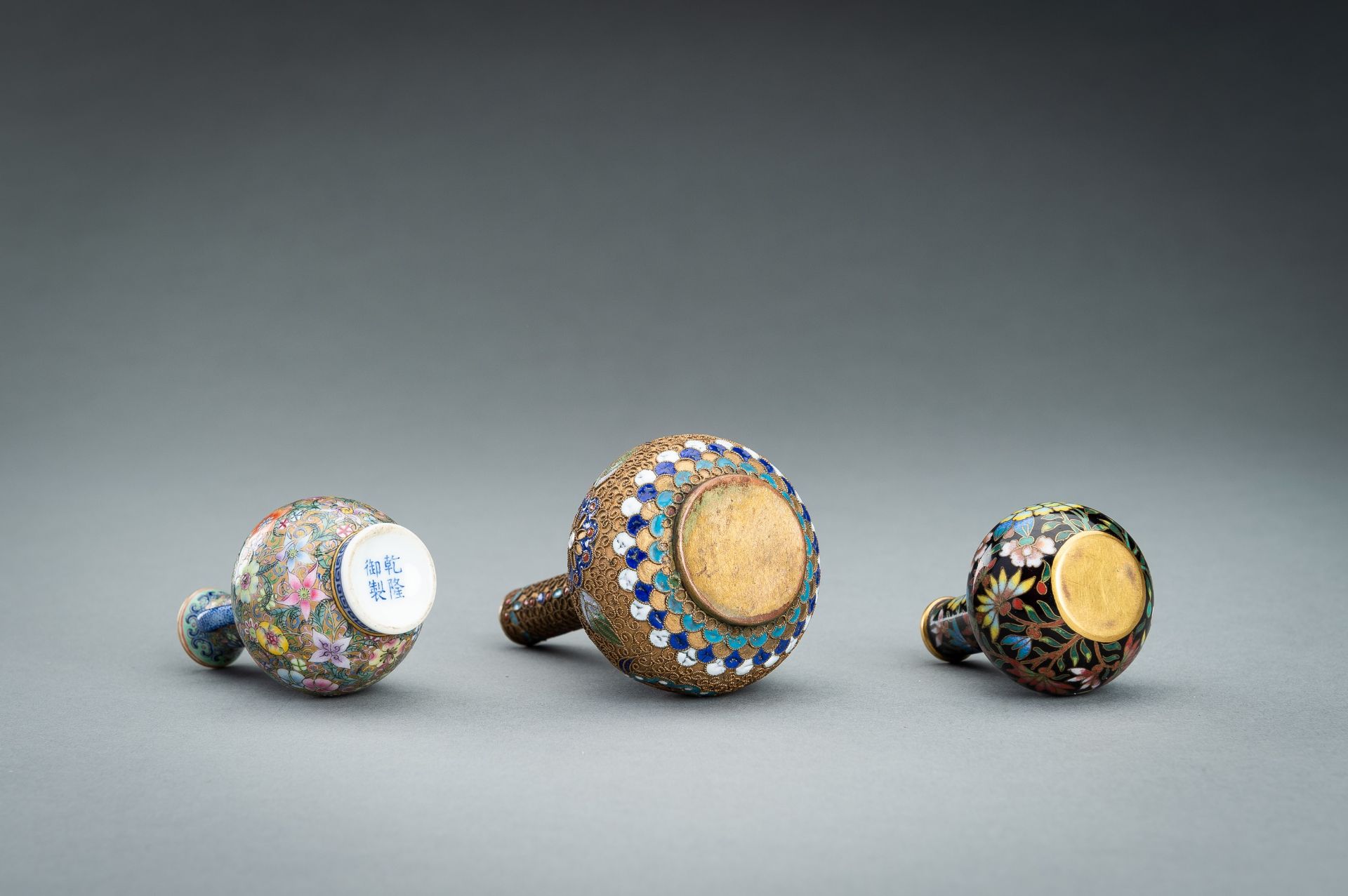 A GROUP OF THREE MINIATURE BOTTLE VASES, c. 1920s - Bild 13 aus 14