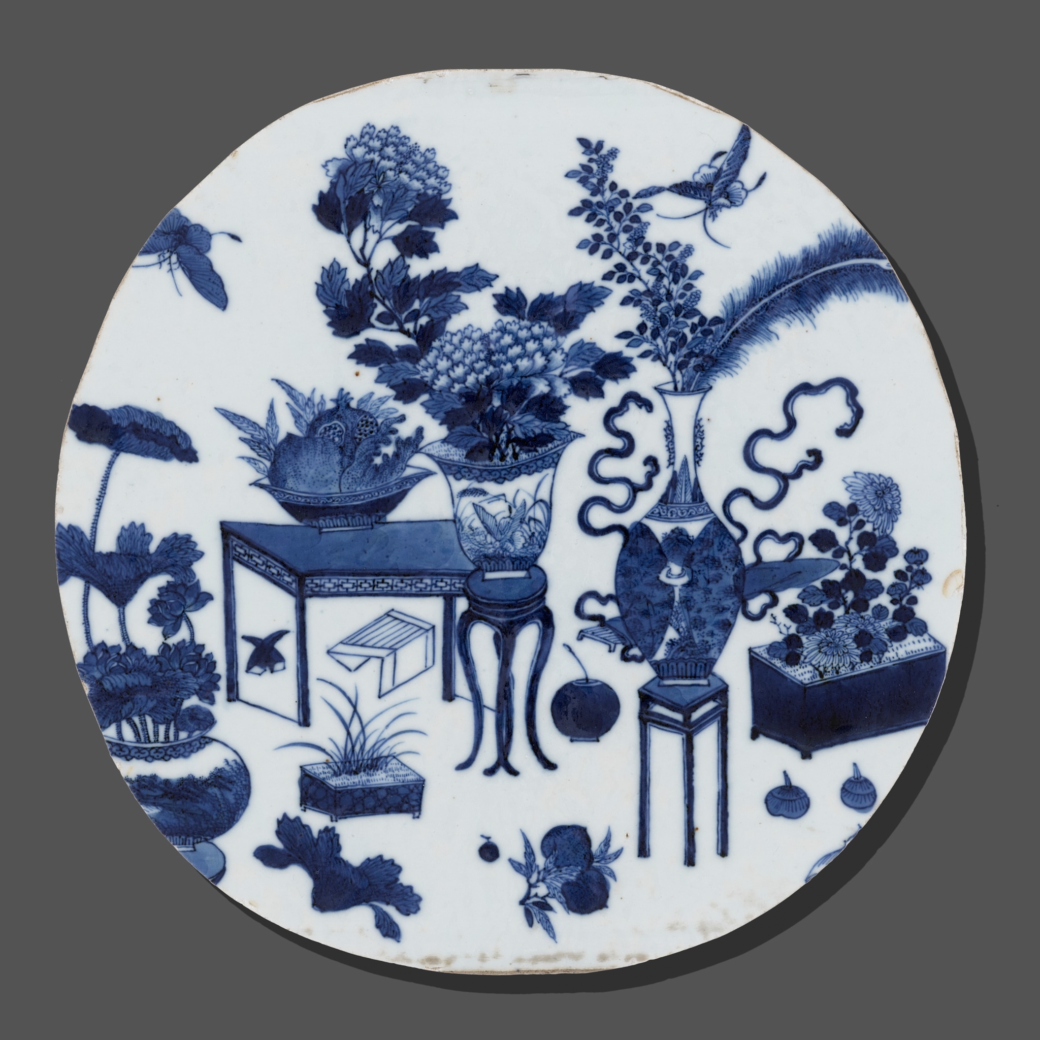 A BLUE AND WHITE 'HUNDRED ANTIQUES' PLAQUE, 18TH - EARLY 19TH CENTURY - Image 2 of 5