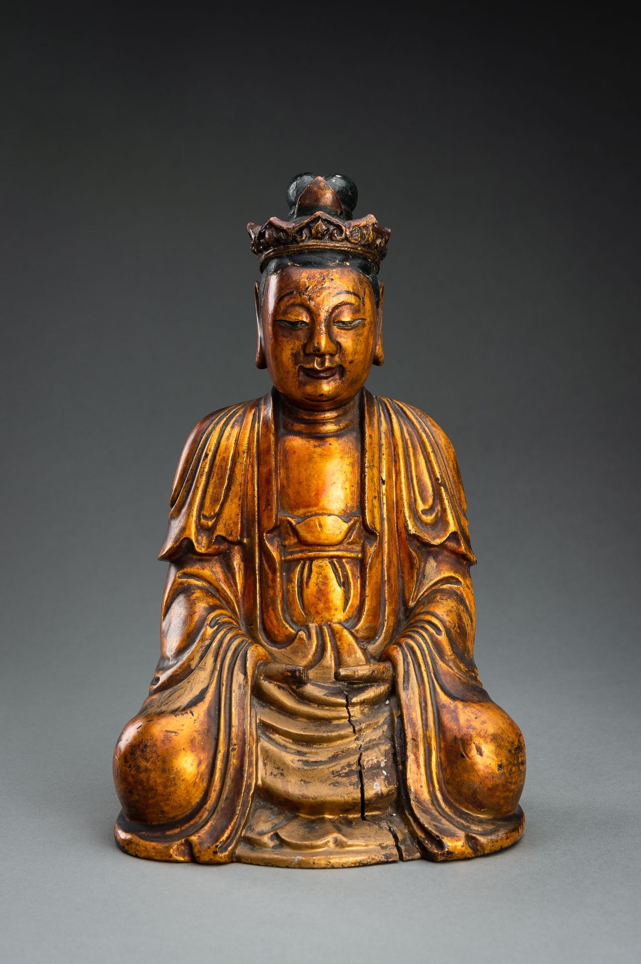 A GILT-LACQUERED WOOD FIGURE OF BUDDHA, 18TH-19TH CENTURY